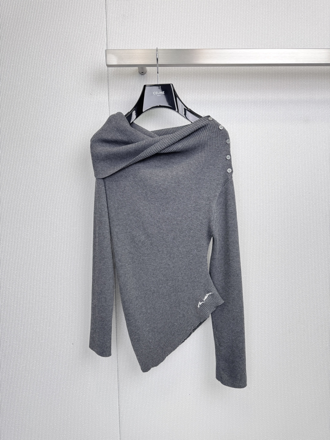 NO:589696,Ann Andelan 2025 autumn and winter new style |  The off-shoulder sweater outlines high-end sexiness with minimalist lines, defining the dressing philosophy of both laziness and sharpness in autumn and winter. The neckline on one side of the asymmetrical off-shoulder slips naturally, revealing the sharp lines of the collarbone, and the other side fits the shoulder, revealing casual sexiness in restraint. The elastic knitted fabric is close-fitting and not restrictive. It outlines the body curve while retaining dynamic comfort. It is suitable for daily and dating scenes. Wear it alone with high-waisted trousers or skirts to create a '  For a commuting look that is 'soft at the top and strong at the bottom', you can wear a lace suspender inside to add hazy layers, or wear a coat outside to highlight the focus of the off-the-shoulder design, unlocking the elegant tension of an evening date scene, afternoon coffee time at the workplace, or a selfie in front of the mirror between art exhibitions - this sweater uses grayscale aesthetics to accommodate multiple identities, allowing gentleness and strength to dialogue between the undulations of the shoulder line. Size SML, skirts, alexander  wang19860909Ann Andelan 2025秋冬新款 | 露肩针织衫,以极简线条勾勒高级性感,定义秋冬慵懒与锋芒并存的穿衣哲学,不对称露肩一侧领口自然滑落,展露锁骨干练线条,另一侧贴合肩部,克制中流露不经意性感,弹性针织面料,贴身不束缚,勾勒身形曲线的同时保留动态舒适感,适合日常与约会场景,单穿搭配高腰西裤或半裙,打造“上柔下刚”的通勤造型,可以内搭蕾丝吊带增加朦胧层次,或外搭大衣凸显露肩设计焦点,解锁晚间约会场景的优雅张力,职场午后的咖啡时光,或是艺术展间隙的镜前自拍——这件针织衫以灰度美学包容多面身份,让温柔与力量在肩线起伏间对话.码数SML,,skirts,alexander wang,Women's clothing