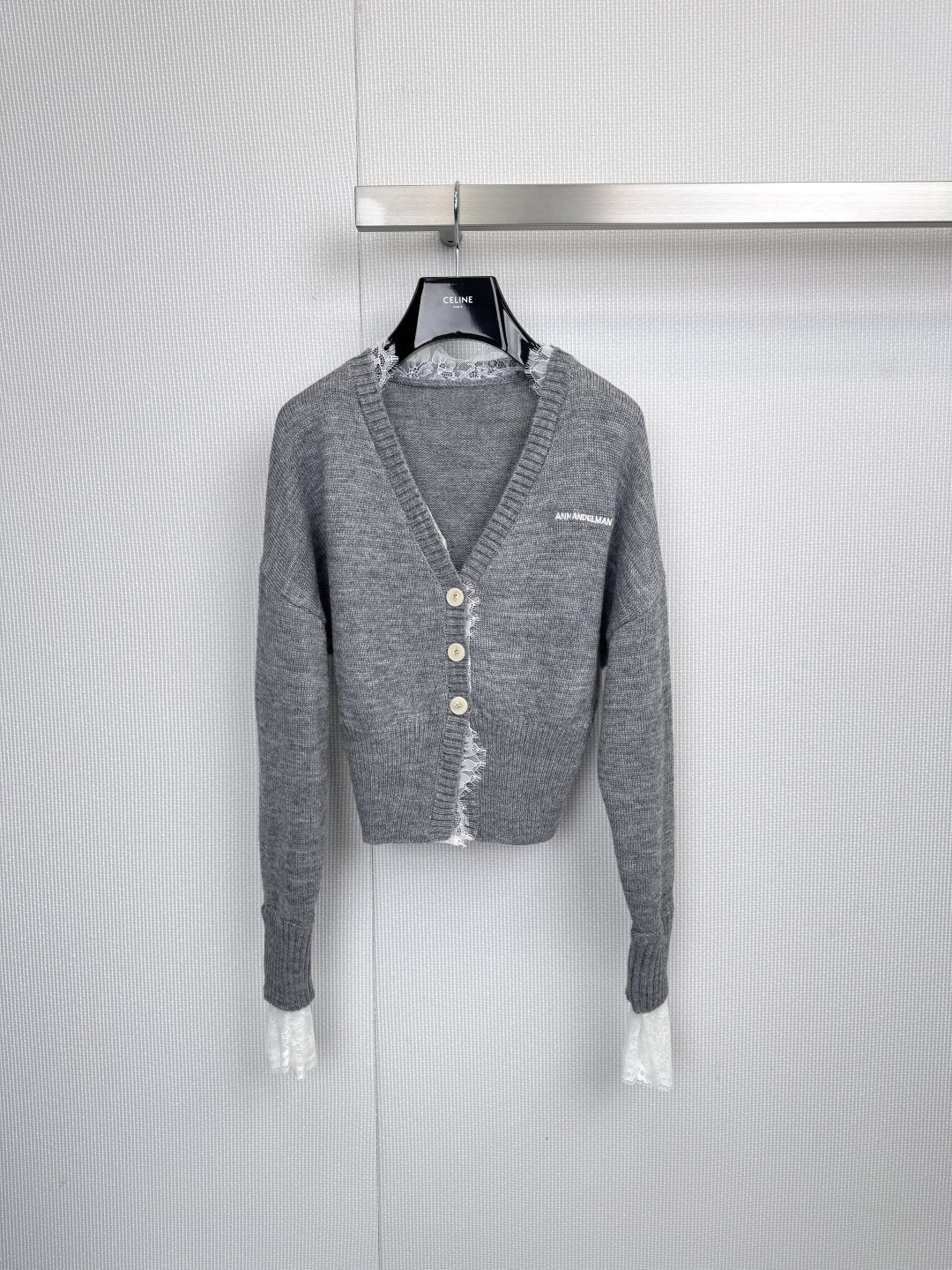 NO:589641,Ann Andelan 2025 Autumn and Winter New Style | Deconstructive knitwear, seeking breakthroughs in basic styles, showing excellence in the details, Ann Andelan  This season, the classic gray sweater is reshaped into a personalized item full of ingenuity. The V-neck four-button design continues the elegance of the classic silhouette. The four buttons provide a variety of wearing methods, which can be tied tightly or slightly open to reveal a casual look. The lace cuffs are the finishing touch. The white lace spliced at the cuffs is the soul of the overall design.  The simple gray injects a touch of femininity and sophistication, saying goodbye to mediocrity in an instant. The distressed hole details and the inadvertent hole treatment on the edge of the body give the fabric a sense of narrative that has been polished by time, low-key interpreting the uninhibited fashion attitude, and the iconic brand mark. The white brand logo on the left chest is simple and clear.  The brand identity is highlighted in a low-key manner. Paired with high-waisted straight trousers and loafers, the lace cuffs become the exquisite highlight of the overall look. It is smart yet gentle. Wear it with a simple white T-shirt, jeans and short boots. The hole details and lace elements together create the right sense of fashion, from daily office to weekend get-togethers.  , this knitted sweater can easily travel in a variety of scenes with its unique detailed design, becoming a smart choice for your wardrobe that combines practicality and design. Size SML, loafers, boots, jeans, tees, t-shirt, alexander  wang19860909Ann Andelan 2025秋冬新款 | 解构主义针织衫,在基础款中寻求突破,于细微处展现不凡,Ann Andelan 本季将经典灰色针织衫重塑为一件充满巧思的个性单品,V领四扣设计延续经典版型的优雅感,四颗纽扣提供多种穿法,可严谨系合,亦可微敞流露随性,点睛蕾丝袖口,袖口处拼接的白色蕾丝是整体设计的灵魂,为简约的灰色注入一丝柔美与精致,瞬间告别平庸,做旧破洞细节,衣身边缘不经意的破洞处理,赋予织物以时间打磨过的叙事感,低调诠释不羁的时髦态度,标识性品牌印记,左胸处的白色品牌Logo,简约清晰,于低调中彰显品牌身份,搭配高腰直筒西裤与乐福鞋,蕾丝袖口成为整体造型的精致亮点,干练而不失温柔,内搭简约白T恤,下配牛仔裤与短靴,破洞细节与蕾丝元素共同营造恰到好处的时尚感,从日常办公到周末小聚,这件针织衫以其独特的细节设计,轻松游走于多种场景,成为你衣橱中兼具实穿性与设计感的智慧选择.码数SML,,loafers,boots,jeans,tees，t-shirt,alexander wang,Women's clothing