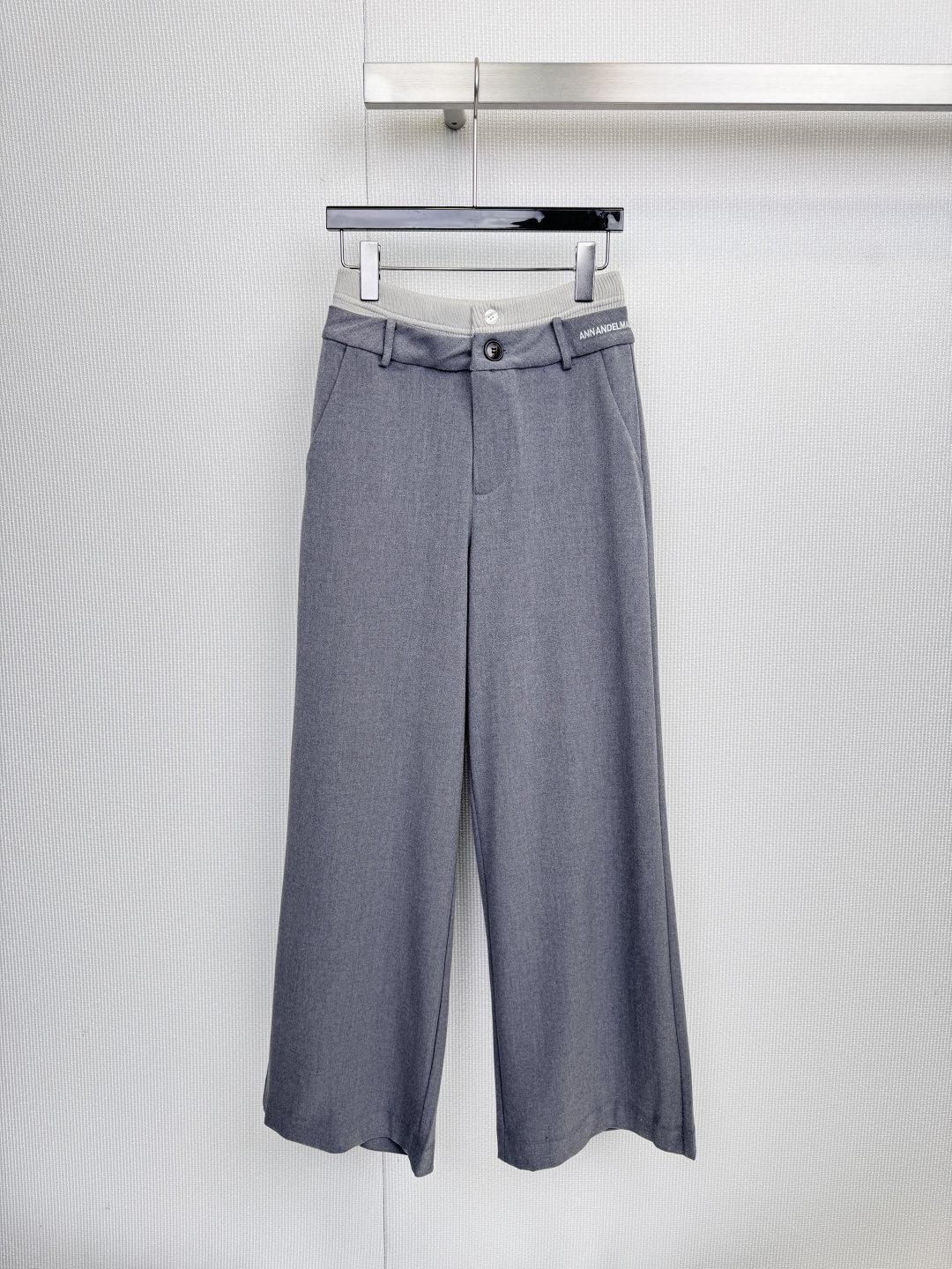 NO:589656,Say goodbye to restraint and embrace lightness and freedom. These Ann Andelman gray casual pants are cut with smooth wide legs to easily modify various leg shapes, hiding the muscles and making them invisible. The wool fabric is delicate and skin-friendly, giving every step a comfortable experience like wind. The light gray elastic band on the inside of the waist is not only comfortable and fit, but also eye-catchingly printed with 'ANN'  ANDELMAN' brand logo shows extraordinary taste in details. The front waistband is closed with a single button and a dark zipper. It is neat and simple, easy to put on and take off. The calm neutral gray color has a high-end feel. Whether it is paired with a simple T-shirt or a elegant shirt, you can easily control a variety of styles, realize a pair of pants with multiple styles, define your comfort zone, and perform effortless fashion. Size SML, shirts, tees, t-shirt, alexander wang19860909告别束缚,拥抱轻盈自在,这款Ann Andelman灰色休闲裤,以流畅的阔腿剪裁,轻松修饰各种腿型,藏肉显瘦于无形,羊毛面料细腻亲肤,赋予每一步行动如风般的舒适体验,腰头内侧的浅灰色松紧带,不仅舒适贴合,更醒目地印有“ANN ANDELMAN”品牌标识,于细节处彰显不凡品味,前腰头采用单纽扣与暗色拉链闭合,利落简洁,方便穿脱,沉稳的中性灰色,极具高级感,无论是搭配简约T恤还是气质衬衫,都能轻松驾驭多种风格,实现一裤多搭,定义你的舒适区,演绎不费力的时髦感. 码数SML,,shirts,tees，t-shirt,alexander wang,Women's clothing