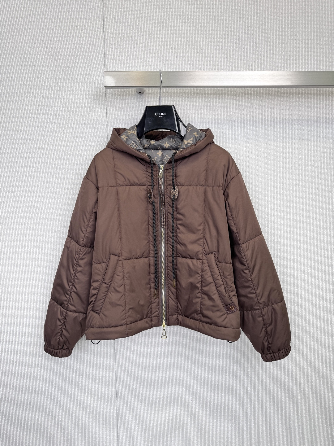 NO:590490,LV's classic hooded cotton jacket outlines a neat figure with a simple outline. The soft fabric and light filling quietly wrap up the warmth of winter. The hooded design adds a casual feel, and the side pockets are practical without losing details - the zipper is slightly open, inadvertently revealing a relaxed attitude. Pair it with a short skirt of the same color to create a layered look.  Feel, perfectly balance elegance and daily life, iconic LV texture, understated brand genes, loose but not draggy silhouette, suitable for a variety of inner wear, commuting, weekend outings or short trips, one piece can easily cope with temperature differences, freeze the effortless fashionable moment. Size SML, Louis  vuitton,skirts,hats,alexander wang19860909LV经典连帽棉服,以简约轮廓勾勒利落身姿,柔软面料与轻盈填充,将冬日温暖悄然包裹.连帽设计增添休闲感,侧边口袋实用且不失细节——拉链微敞,不经意间流露松弛态度,搭配同色短裙,营造层次感,完美平衡优雅与日常,标志性LV质感,低调彰显品牌基因,廓形宽松却不拖沓,适配多样内搭,通勤、周末出街或短途出行,一件即可轻松应对温差,定格不费力的时髦瞬间.码数SML,,louis vuitton,skirts,hats,alexander wang,Women's clothing