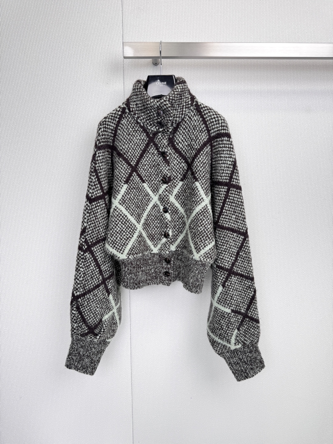 NO:590494,Dries Van Noten 25 autumn and winter plaid sweater jacket, wool blend material, soft and warm, perfect for autumn and winter! Gray plaid + mint green lines, full of retro and clear atmosphere, high collar design modifies the neck line, loose version is comfortable and fashionable, can be worn for commuting and leisure, paired with jeans or long skirts, easy to get a relaxed and sophisticated style, it is a must-have item for autumn and winter. Size SML,,skirts,jeans,jackets &  coats,sweaters,alexander wang19860909Dries Van Noten 25秋冬格纹毛衣外套,羊毛混纺材质,柔软又保暖,秋冬穿超合适!灰调格纹+薄荷绿线条,复古清透氛围感拉满计,高领设计修饰颈部线条,宽松版型舒适又时髦,通勤休闲都能穿,搭配牛仔裤或长裙,轻松get松弛精致风,是秋冬穿搭必备单品. 码数SML,,skirts,jeans,jackets & coats,sweaters,alexander wang,Women's clothing