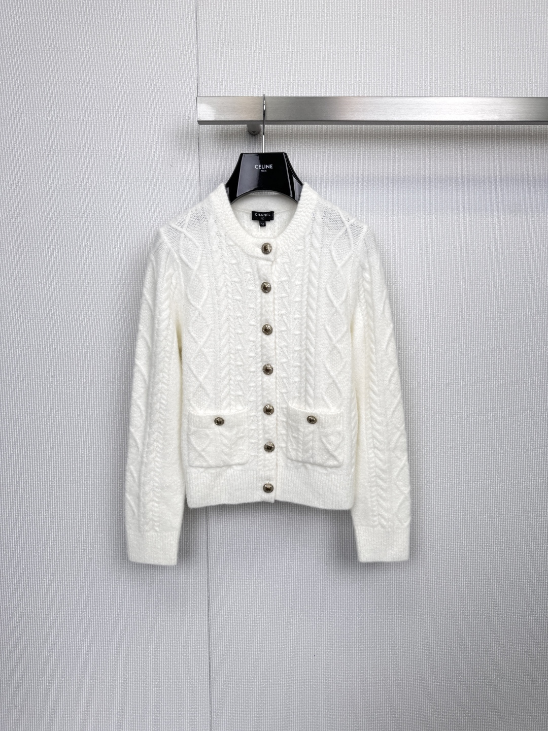 NO:590498,CHANEL Xiaoxiang's new rhombus knitted cardigan is a classic interpretation of lazy elegance. It is woven with French romance with delicate stitching. This knitted cardigan perfectly balances simplicity and sophistication. The white version outlines a fresh temperament with pure tones and is embellished with gold buttons, quietly releasing the brand's consistent low profile.  Luxurious, tweed texture and diamond pattern are intertwined, continuing the classic genes of Xiangjia. When paired with jeans, you can easily create a lazy and casual daily atmosphere. The black model interprets the elegance of autumn and winter with a deep texture. The round neck design is neat and generous, and six golden buttons are arranged vertically, extending the visual lines.  Adding a level of detail, the patch pockets on both sides are both practical and decorative. Whether it is a hand-held white handbag walking indoors or casually draped on the shoulder, it can show a casual sense of fashion. From soft materials to three-dimensional tailoring, every detail tells Chanel's dedication to quality, whether it is an afternoon leisure  For selfie moments or daily commuting, this cardigan can become an indispensable classic item in your wardrobe, allowing you to exude eternal charm in simplicity. Size SML,,chanel,chanel,chanel,jeans,alexander  wang19860909CHANEL小香新款菱格纹针织开衫,经典演绎慵懒优雅,以细腻针脚织就法式浪漫,这款针织开衫将简约与精致完美平衡,白色款以纯净色调勾勒清新气质,金色纽扣点缀其间,悄然释放品牌一贯的低调奢华,粗花呢纹理与菱形图案交织,延续香家经典基因,搭配牛仔裤即可轻松营造慵懒随性的日常氛围,黑色款则以深邃质感诠释秋冬优雅,圆领设计利落大方,六颗金色纽扣纵向排列,延伸视觉线条的同时增添细节层次,两侧贴袋实用与装饰并存,无论是手提白色手袋漫步室内,或是随意搭于肩头,皆能彰显不经意的时髦感,从柔软材质到立体剪裁,每一处细节皆诉说着香奈儿对品质的执着,无论是午后闲暇自拍时刻,或是日常通勤穿搭,这件开衫都能成为衣橱中不可或缺的经典单品,让你在简约中散发永恒魅力.码数SML,,chanel,chanel,chanel,jeans,alexander wang,Women's clothing