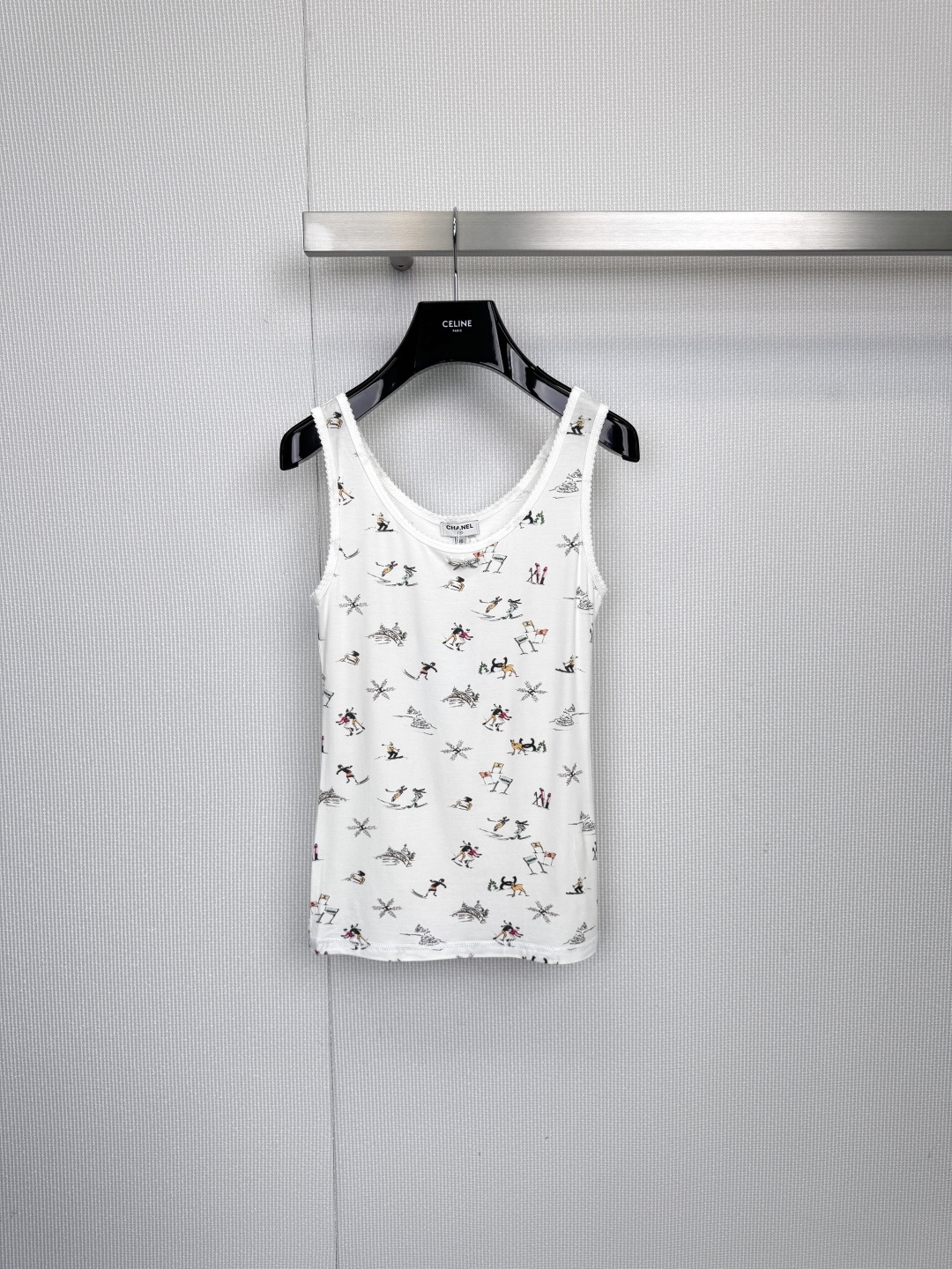 NO:590924,The Chanel holiday series knitted vest can be worn on the body during the winter holidays. The pure white base is like a white snow field, with colorful skiers and snowflake patterns jumping on it, instantly lighting up the overall look. The classic sleeveless design releases sporty vitality and elegant charm. Whether it is worn with a turtleneck sweater while walking in the city or as the finishing touch of a vacation look, it can interpret Chanel's modern casual attitude, elegance and never stick to the occasion. Size SML,,chanel,chanel,alexander wang19860909Chanel假日系列针织背心,将冬日假期,穿在身上,纯净白色基底,如同皑皑雪地,上面跳跃着彩色滑雪者与雪花图案,瞬间点亮整体造型.经典无袖设计,释放运动活力与优雅魅力.无论是内搭高领针织衫漫步都市,还是作为度假造型的点睛之笔,皆能诠释香奈儿式的摩登休闲态度,优雅从不拘泥于场合.码数SML,,chanel,chanel,alexander wang,Women's clothing