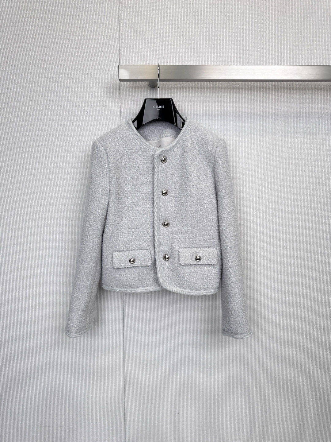 NO:590929,The CELINE silhouette short jacket freezes the moment of balance between laziness and sophistication. The light gray neutral color sets the high-end tone. The metal buttons are like the finishing touch and bring out the luster. The neat short cut quietly lifts the waistline and reshapes the perfect ratio of laziness and dryness. The pure white texture inside brings out the layers. The metal details of the denim shorts echo the coat.  In response, carrying a lock bag of the same color, the texture spreads silently in the details. Whether taking a casual selfie in front of the mirror, or stepping into a modern space constructed with black and white textures, every outline tells the relaxed aesthetics of CELINE's contemporary French style. Size SML,,celine,shorts,jackets  & coats,alexander wang19860909CELINE廓形短外套,定格慵懒与精致的平衡瞬间,浅灰调中性色奠定高级基调,金属纽扣如点睛之笔跃现光泽感,利落短款剪裁悄然提升腰线,重塑慵懒与干爽的完美比例,内搭纯白肌理衬出层次,丹宁短裤的金属细节与外套呼应,手拎同色系锁扣包袋,让质感在细节中无声蔓延,无论是镜前随性自拍,还是步入黑白纹理构筑的现代空间,每一处轮廓都在诉说CELINE当代法式的松弛美学.码数SML,,celine,shorts,jackets & coats,alexander wang,Women's clothing
