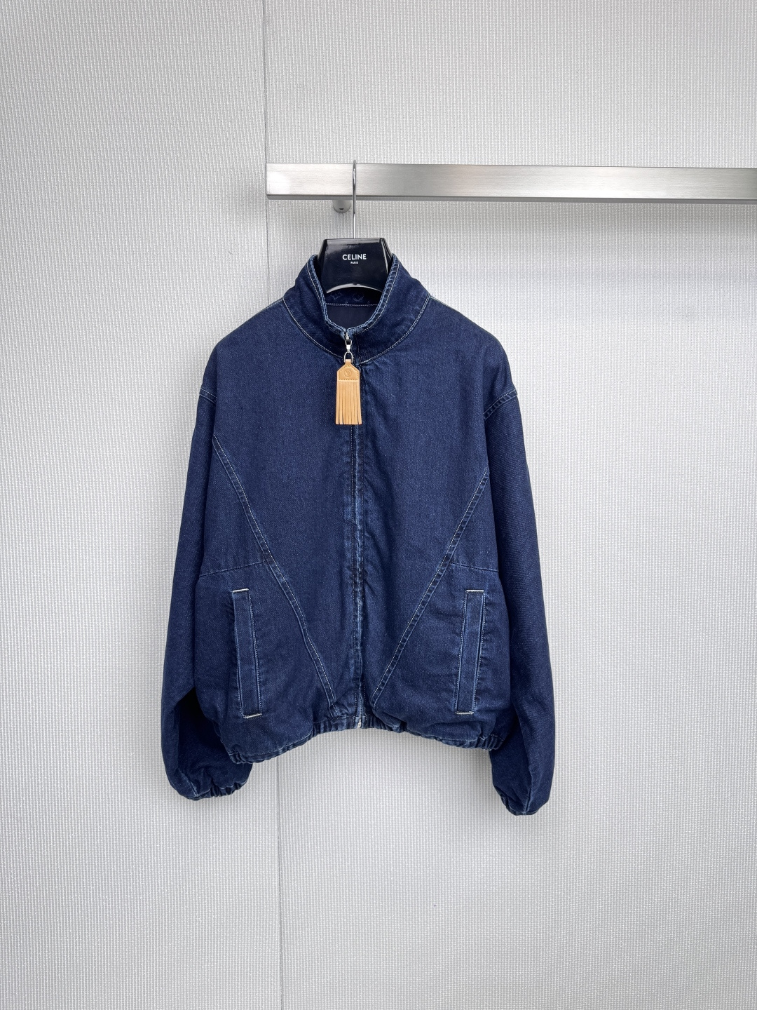 NO:590913,LV  The DENIM series of denim denim jackets is a style monologue in the Queen's declaration of fitting room. It is made of top-grade denim fabrics and is neatly tailored. The white top lines outline the outline like architectural lines. The metal zipper hangs a classic presbyopic tassel hangtag. It becomes the finishing touch when captured by the selfie camera, interpreting Louis Vuitton's luxurious genes hidden in the details. The warm light in the fitting room reflects the collision of dark blue and black. The drape of wide-leg pants and the toughness of jeans  Forming a delicate balance, the moment your fingertips touch the camera, it freezes the contrasting tension between 'Queen' and 'Doggystown' - she is both an elegant queen and a street protagonist. She wears suit pants on workdays to perform 'office rebellion', and wears layered dresses on weekends to mix femininity and uninhibitedness. This coat is not only a wardrobe collection, but also a style switch between sophistication and casualness. Size SML, louis  vuitton,louis vuitton,skirts,jackets & coats,business suit,alexander wang19860909LV DENIM系列丹宁牛仔外套,女王宣言试衣间里的风格独白,以顶级丹宁面料构筑利落剪裁,白色明线如建筑线条般勾勒轮廓,金属拉链悬垂经典老花流苏吊牌,在自拍镜头的捕捉下成为点睛之笔,诠释路易威登暗藏于细节的奢华基因,试衣间的暖光映衬深蓝与黑色的碰撞,阔腿裤的垂坠感与牛仔的硬朗形成微妙平衡,指尖轻触镜头的瞬间,定格「Queen」与「Doggystown」的反差张力——既是优雅女王,亦是街头主角,工作日搭配西装裤演绎「办公室叛逆」,周末叠穿连衣裙混搭柔美与不羁,这件外套不仅是衣橱藏品,更是游走于精致与随性之间的风格开关.码数SML,,louis vuitton,louis vuitton,skirts,jackets & coats,business suit,alexander wang,Women's clothing