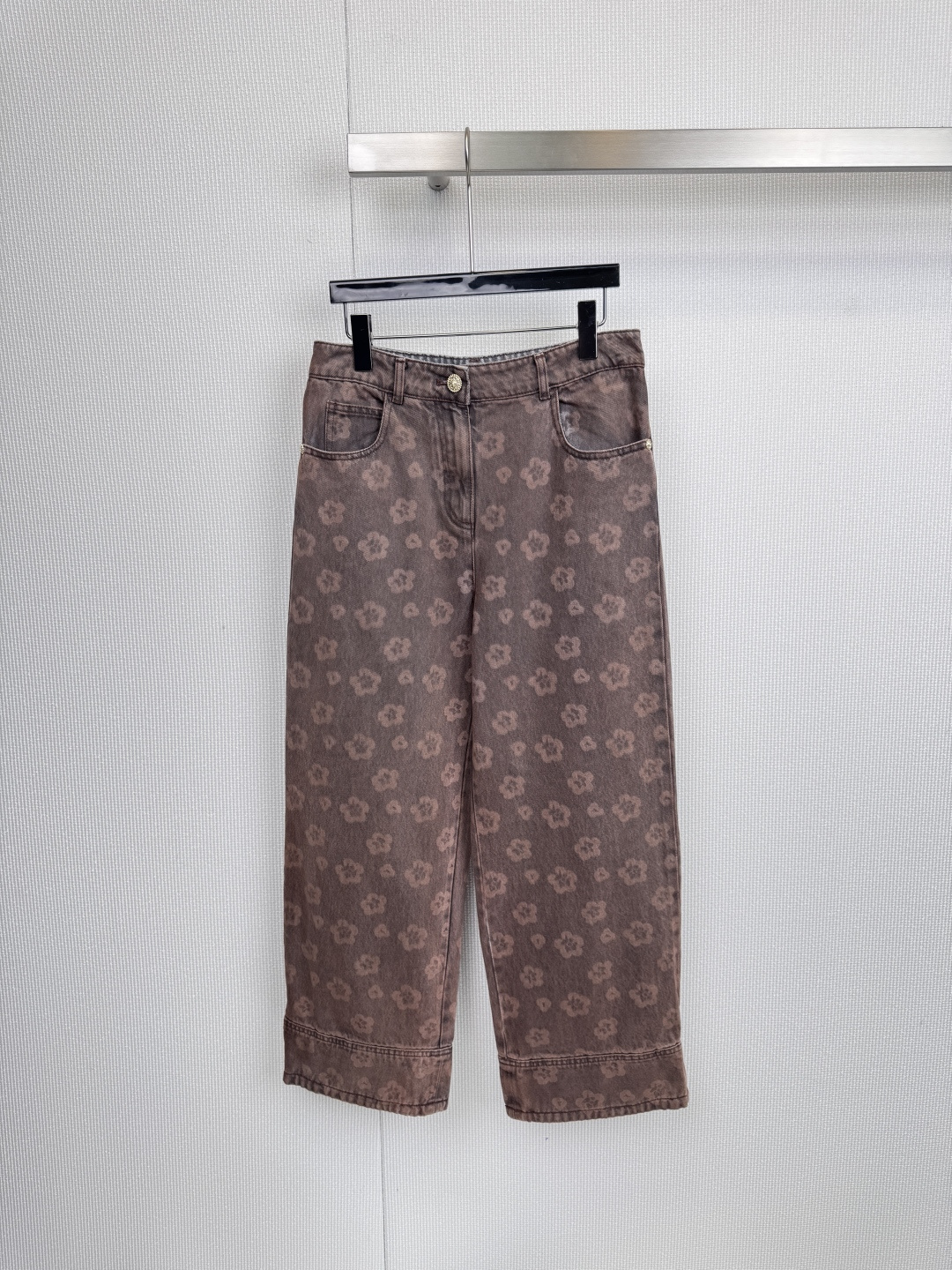 NO:590919,CHANEL jacquard statement jeans are more than just denim, they are also moving works of art that carry the soul of the brand. On the front of the dark brown denim, light pink daisies are laid out like stars in a spring garden. Flip the back to reveal the iconic diamond quilted lining and the golden double C on the waist.  The logo buckle quietly emerges, hiding the elegant gene of the haute couture workshop in the unruly, breaking the traditional elegance framework, using the straightforward straight-leg pants as the canvas, allowing the delicate daisies to bloom to create a dialogue between femininity and the street. The neat tailoring of the trousers with slightly gathered legs perfectly balances the feminine silhouette and neutral strength. It can be paired with a black leather jacket and short boots to deduce the machine  The cool tension of a car girl can also be paired with a white shirt and a tweed jacket to find your own CHANEL-style relaxation between sophistication and casualness. This pair of jeans is the universal style key that connects day and night, softness and strength in the wardrobe. Size SML,,chanel,boots,jeans,jackets  & coats,jackets & coats,shirts,alexander wang19860909CHANEL提花宣言牛仔裤,不止是丹宁,更是承载品牌灵魂的移动艺术品,正面深棕色调的牛仔布上,浅粉色雏菊如星点般铺陈出春日花园,翻转背面,标志性的菱格纹绗缝内衬与腰间的金色双C Logo扣悄然浮现,将高定工坊的优雅基因藏于不羁之内,打破传统优雅的框架,以率性的直筒裤型为画布,让细腻雏菊绽放出柔美与街头的对话,裤脚微收的利落剪裁,完美平衡女性化轮廓与中性力量感,可搭配黑色皮夹克与短靴,演绎机车女孩的酷感张力,亦可搭配白色衬衫与粗花呢外套,在精致与随性间找到独属于你的CHANEL式松弛,这条牛仔裤,是衣橱里连接日与夜、柔与刚的万能风格密钥.码数SML,,chanel,boots,jeans,jackets & coats,jackets & coats,shirts,alexander wang,Women's clothing