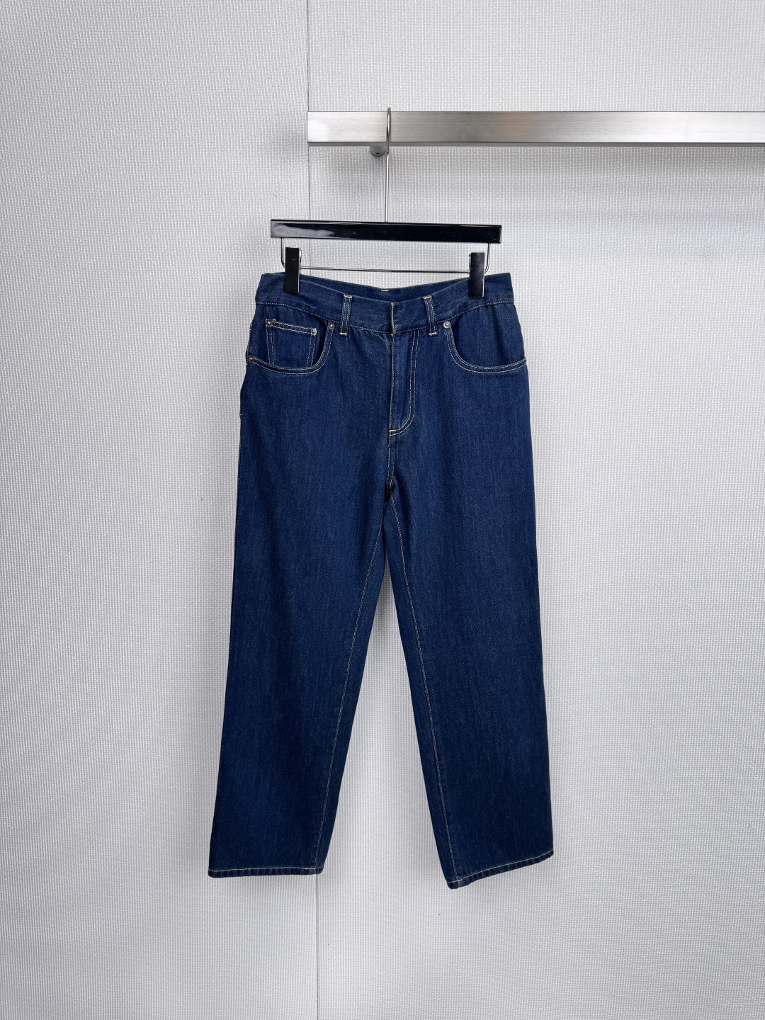 NO:590925,DIOR  Dark blue denim jeans, French elegant contemporary style, the dark blue denim fabric is as deep as the midnight sky, the orange brand leather patch on the back waist dances with a touch of highlight, the straight and slightly tapered trousers smoothly extend the leg shape, and every stitching follows the precise craftsmanship of the workshop, creating an incomparable and unique style in simplicity.  The flamboyant sense of luxury and the loose yet structured silhouette give the body full freedom. Whether paired with pointed high heels to lengthen the proportions or with knight boots to show a cool attitude, you can easily switch between workplace and leisure scenes. Choose a beige sweater for your upper body and a customized feel.  Blazer, interprets the elegance of the Left Bank of Paris, or paired with distressed leather jackets and metal accessories to create a modern romance with a rock and roll feel. This pair of jeans has become the cornerstone of style that connects the infinite possibilities of the wardrobe. Size SML P,, dior, boots, high heels, jeans, leather jacket, alexander wang19860909DIOR 深蓝丹宁牛仔裤,法式优雅的当代型格,深蓝丹宁面料如午夜天空般深邃,后腰橙色品牌皮牌跃动一抹高光,直筒略收的裤型流畅延伸腿型,每一处缝线皆遵循工坊精准工艺,在简约中构筑不张扬的奢华感,宽松而不失结构的廓形,赋予身体充分自由,无论搭配尖头高跟鞋拉长比例,或搭配骑士靴展现飒爽态度,皆能轻松驾驭职场与休闲场景的切换,上身选择米色针织衫与定制感 Blazer,诠释巴黎左岸的优雅,或搭配做旧皮衣与金属配饰,碰撞出摇滚气息的现代浪漫,这条牛仔裤已成为连接衣橱无限可能的风格基石.码数SML P,,dior,boots,high heels,jeans,leather jacket,alexander wang,Women's clothing