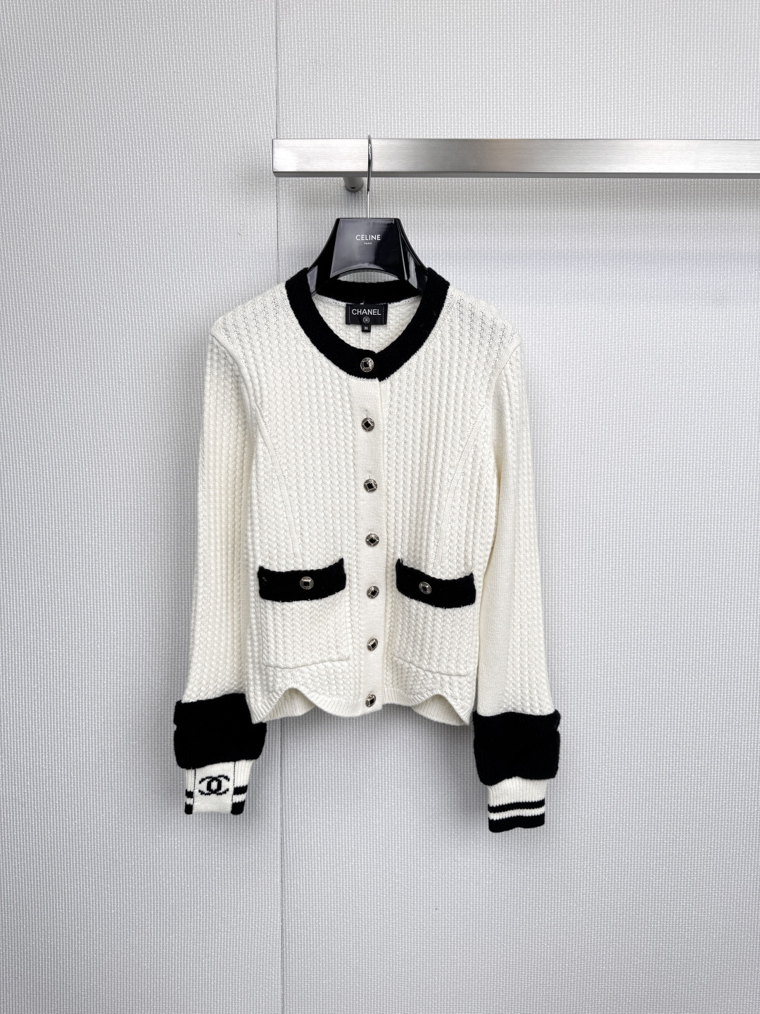 NO:590940,CHANEL logo aesthetic classic two-color knitted cardigan, two cardigans, one set of aesthetics, Chanel uses the iconic black and white two-color to interpret the eternal elegance of the unity of opposites. The white model is fresh and bright, and the black model is calm and mysterious. The edges of the collar, placket, cuffs and pockets are accurately outlined with contrasting colors, just like the brand's timeless visual statement. Every metal button and the classic double C logo on the cuffs are footnotes of low-key identity. The extremely simple black and white contrast comes from Coco  Chanel's forward-looking aesthetics, without the need for complicated decoration, become the focus. This design transcends seasons and is a timeless cornerstone item in the wardrobe. The knitted fabric with excellent texture ensures comfortable wearing and neat silhouette. The double C logo on the cuffs and exquisite metal buttons  The buttons all reflect the rigorous craftsmanship of high-end handcrafts. Whether it is paired with an elegant skirt to create a complete look, or draped casually on the shoulders to match with jeans, it can instantly inject French fashion and easily complete the transition from daily to high-end casual occasions. Size SML  P,,chanel,skirts,jeans,alexander wang19860909CHANEL标志美学经典双色针织开衫,两件开衫,一套美学,Chanel以标志性的黑白双色,演绎对立统一的永恒优雅,白色款清新明亮,黑色款沉稳神秘,领口、门襟、袖口与口袋的边缘以对比色精准勾勒,如同品牌永不过时的视觉宣言,每一颗金属纽扣与袖口处的经典双C标志,皆是低调身份的注脚,极致简约的黑白对比,源自Coco Chanel的前瞻美学,无需繁复装饰,自成焦点.这种设计超越季节,是衣橱里永不过时的基石单品,质感优异的针织面料,确保了穿着的舒适与廓形的利落.袖口处的双C标志、精致的金属纽扣,无一不体现着高级手工坊的严谨工艺,无论是搭配优雅的半裙塑造完整造型,还是随意披在肩头与牛仔裤搭配,都能瞬间注入法式时髦气息,轻松完成从日常到高级休闲场合的转换.码数SML P,,chanel,skirts,jeans,alexander wang,Women's clothing