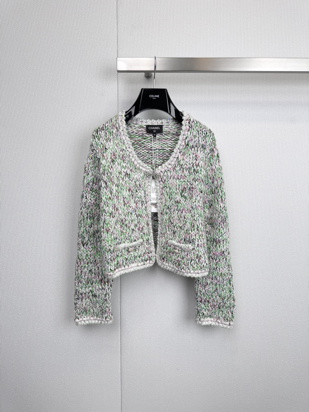 NO:590944,CHANEL  Encountering the spring color palette, this fragrant knitted cardigan is like wearing the gentleness and vitality of spring on your body. The unique variegated yarns interweave the hazy halo of white, green and pink, which is as artistic as an impressionist painting. It breaks the calmness of the classic black and injects fresh spirit.  It has a dynamic girlish vibe, a classic short silhouette, and a neat slim fit. The white ribbed edges on the collar, cuffs and hem outline a clear outline, adding a touch of sophistication and vitality. Practical patch pockets on both sides and the iconic double-C metal buttons on the chest silently highlight the brand in every detail.  Identity code, artistic colors and low saturation colorful yarns are mixed to create a high-end and unobtrusive romantic color. Each piece has a subtle uniqueness, avoiding the monotony of solid colors. The short design optimizes body proportions and is easy to match with high-waisted skirts or trousers.  Create an elegant yet playful French style, the double C button is the finishing touch of the whole, and the practical pocket design perfectly combines brand recognition and daily practicality. Size SML, chanel, skirts, alexander  wang19860909CHANEL 邂逅春日调色盘,这件小香针织开衫,宛如将春日的温柔与生机穿在身上,独特的杂色纱线交织出白、绿、粉的朦胧光晕,仿佛印象派画作般充满艺术感,打破了经典黑色的沉稳,注入清新灵动的少女气息,经典短款廓形,利落修身.领口、袖口及衣摆的白色罗纹包边,勾勒出清晰轮廓,更添一份精致与活力.两侧实用贴袋与胸前标志性的双C金属纽扣,于细节处无声彰显着品牌的身份密码,艺术化色彩低饱和度的多彩纱线混合,营造出高级且不张扬的浪漫色彩,每一件都拥有细微的独特性,避免了纯色的单调,短款设计优化身材比例,易于搭配高腰裙或裤装,轻松塑造优雅而不失俏皮的法式风格,双C纽扣是整体的点睛之笔,搭配实用的口袋设计,完美融合了品牌辨识度与日常实穿性.码数SML,,chanel,skirts,alexander wang,Women's clothing