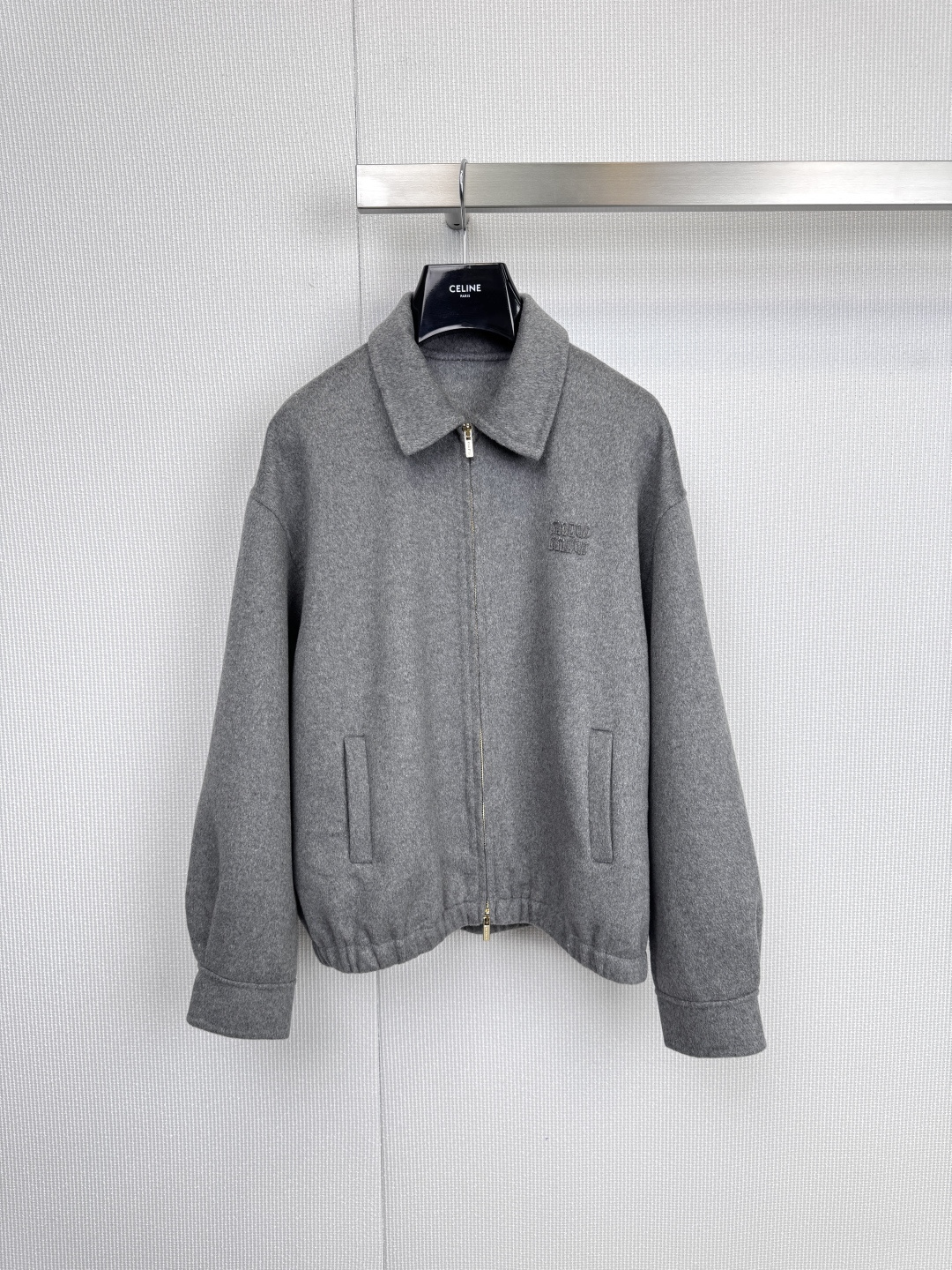 NO:591367,MIU MIU urban roaming sports fashion suit, when sportiness is injected into high fashion, Miu  Miu reshapes the possibilities of daily dressing with its unique 'rebellious girl' language. This set of gray-toned jacket and skirt uses soft gray to interpret the balance of strength and femininity, quietly integrating street vitality into the exquisite silhouette. The short jacket is made of rich wool blend fabric, with a neat straight silhouette to outline a modern figure. The brand logo is embroidered on the left chest to low-key declare one's identity. The zipper pockets on both sides are both practical and decorative, and the cuffs and hem are elastic.  The opening design injects a touch of casual sports vitality into the whole, easily improving the rhythm of the style. The skirt cleverly echoes the overall style, with the iconic sports-style drawstring belt as the core highlight. The white shoelace-style tie runs through the high-waisted skirt, which can not only adjust the tightness at will, but also becomes a visual focus that breaks the rules, injecting a smart and uninhibited personality into the simple gray skirt. The complete dressing philosophy unifies the color and style language, easily creating a complete and advanced total.  look, eliminating the worry of matching, the tough lines of the jacket form a subtle contrast with the soft short silhouette and drawstring details of the skirt, accurately interpreting Miu Miu's core aesthetics, showing an eclectic and fashionable attitude from urban strolls to casual gatherings. Size SML tops, miumiu, skirts, jackets & coats, alexander wang19860909MIU MIU 都市漫游运动风尚套装,当运动感注入高级时装,Miu Miu以其独特的“叛逆少女”语言,重塑日常着装的可能.这套灰色调夹克与半裙,以柔和的灰演绎出力量与柔美的平衡,将街头活力悄然融入精致轮廓,短款夹克采用质感丰盈的羊毛混纺面料,以利落的直筒廓形勾勒摩登身形,左胸绣有品牌标识,低调宣示身份.两侧拉链口袋兼具实用性与装饰感,袖口与下摆的弹性收口设计,为整体注入一抹不经意的运动活力,轻松提升造型节奏,半裙巧妙呼应整体风格,以标志性的运动风抽绳腰带为核心亮点.白色鞋带式系绳贯穿高腰裙头,不仅可随心调节松紧,更成为打破常规的视觉焦点,为简约的灰色半裙注入灵动不羁的个性,成套穿搭哲学统一色调与风格语言,轻松塑造完整且高级的total look,省去搭配烦恼,硬朗的夹克线条与半裙的柔美短款廓形、抽绳细节形成微妙对比,精准诠释Miu Miu核心美学,从都市漫步到休闲聚会,皆能展现不拘一格的时髦态度.码数SML 上衣,,miumiu,skirts,jackets & coats,alexander wang,Women's clothing