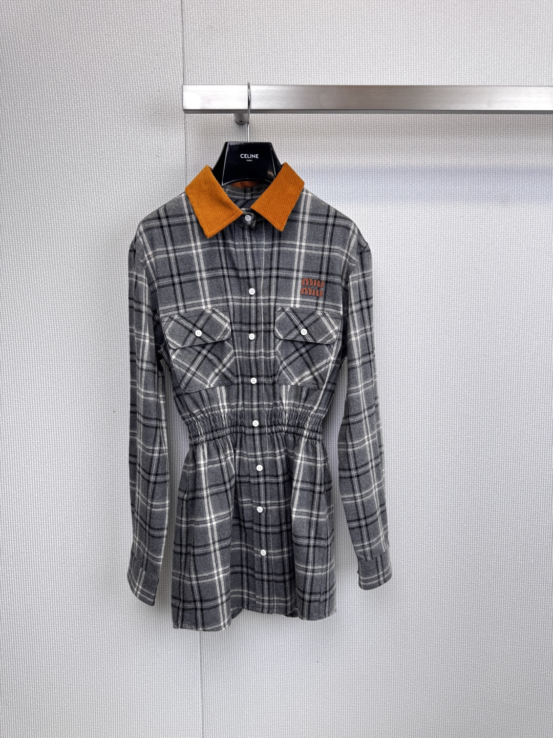 NO:591907,MiuMiu's new plaid shirt dress, this plaid shirt dress knows how to mix and match. It has a sweet and cool preppy style. The caramel-colored corduroy collar caught my attention at a glance. Miu Miu's operation is too advanced. The classic gray and white plaid meets the caramel orange corduroy large lapel. The collision of cold and warm colors is retro and fashionable!  Instantly bid farewell to the monotony of ordinary plaid skirts, the elastic waist design is simply a stroke of genius!  It automatically outlines the waistline, and the hem presents a natural A-line silhouette, which hides the flesh and makes you look slimmer. The workwear-style chest patch pockets and exquisite small white buttons give it a full academic feel, but not too childish. It is very playful and textured. The red Miu Miu embroidery on the left chest, a little red, becomes the finishing touch of the whole outfit. Whether worn alone or paired with a coat, it is full of style!  This is really a treasure that combines girly and high-end feel. Size SML,,miumiu,skirts,shirts,alexander wang19860909MiuMiu新款格纹衬衫裙,这件格纹衬衣裙是懂混搭的,甜酷学院风拿捏了,一眼就被这个焦糖色灯芯绒领子戳中,缪缪这把操作也太高级了叭,经典灰白格纹遇上焦糖橙灯芯绒大翻领,冷暖色碰撞,复古又时髦！瞬间告别普通格纹裙的单调,松紧橡筋收腰设计简直是神来之笔！自动勾勒出腰线,下摆呈现自然的A字廓形,藏肉显瘦一绝,工装风的胸前贴袋加上精致小白扣,学院感拉满,但又不会过分幼稚,是那种很有质感的俏皮,左胸口的红色Miu Miu刺绣,小小一点红,成为整身搭配的点睛之笔,无论是单穿还是搭配大衣做内搭,都是满满的造型感！这件真的是兼顾了少女感和高级感的宝藏单品. 码数SML,,miumiu,skirts,shirts,alexander wang,Women's clothing