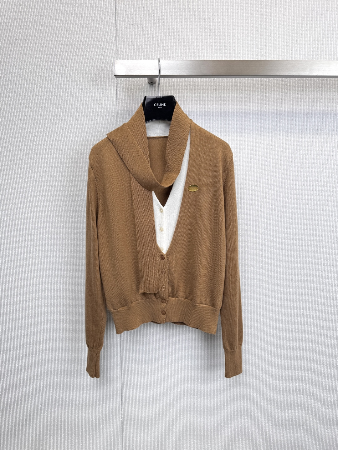 NO:605212,Say goodbye to cumbersome matching and embrace high-end fashion. The LACERTA co-branded fake two-piece ribbon sweater uses ingenious design to perfectly integrate lazy knitting and exquisite shirts, allowing you to easily create an effortless fashion sense. The original fake two-piece structure seamlessly connects the collar and placket of the inner shirt with the knitting of the jacket.  The carefully designed elegant ribbon is the soul of the overall shape. It can be draped at will, showing a free and unrestrained style; it can also be tied into an elegant bow, showing gentleness and elegance. Every movement and silence are all landscapes. It is made of high-quality knitted fabric, soft and delicate to the touch, bringing a skin-friendly package like a cloud. It has good drape and moderate warmth, and can easily cope with multiple seasons and temperature changes. Size SML,,jackets  & coats,shirts,alexander wang19860909告别繁琐搭配,拥抱高阶时尚,LACERTA联名款假两件飘带针织衫,以匠心设计将慵懒针织与精致衬衫完美融合,为你轻松塑造毫不费力的时髦感,独创假两件结构,内搭衬衫领口、门襟与外套针织无缝衔接,层次立现,无需费心叠穿,一件搞定出彩造型,堪称“懒人时髦法宝”,领口处精心设计的飘逸飘带,是整体造型的灵魂.可随意垂坠,流露洒脱不羁；亦可系成优雅蝴蝶结,尽显温柔雅致.一动一静间,皆是风景,采用高品质针织面料,触感柔软细腻,带来如云朵般的亲肤包裹,兼具良好垂坠感与适度保暖性,轻松应对多季节与温差变化.码数SML,,jackets & coats,shirts,alexander wang,Women's clothing