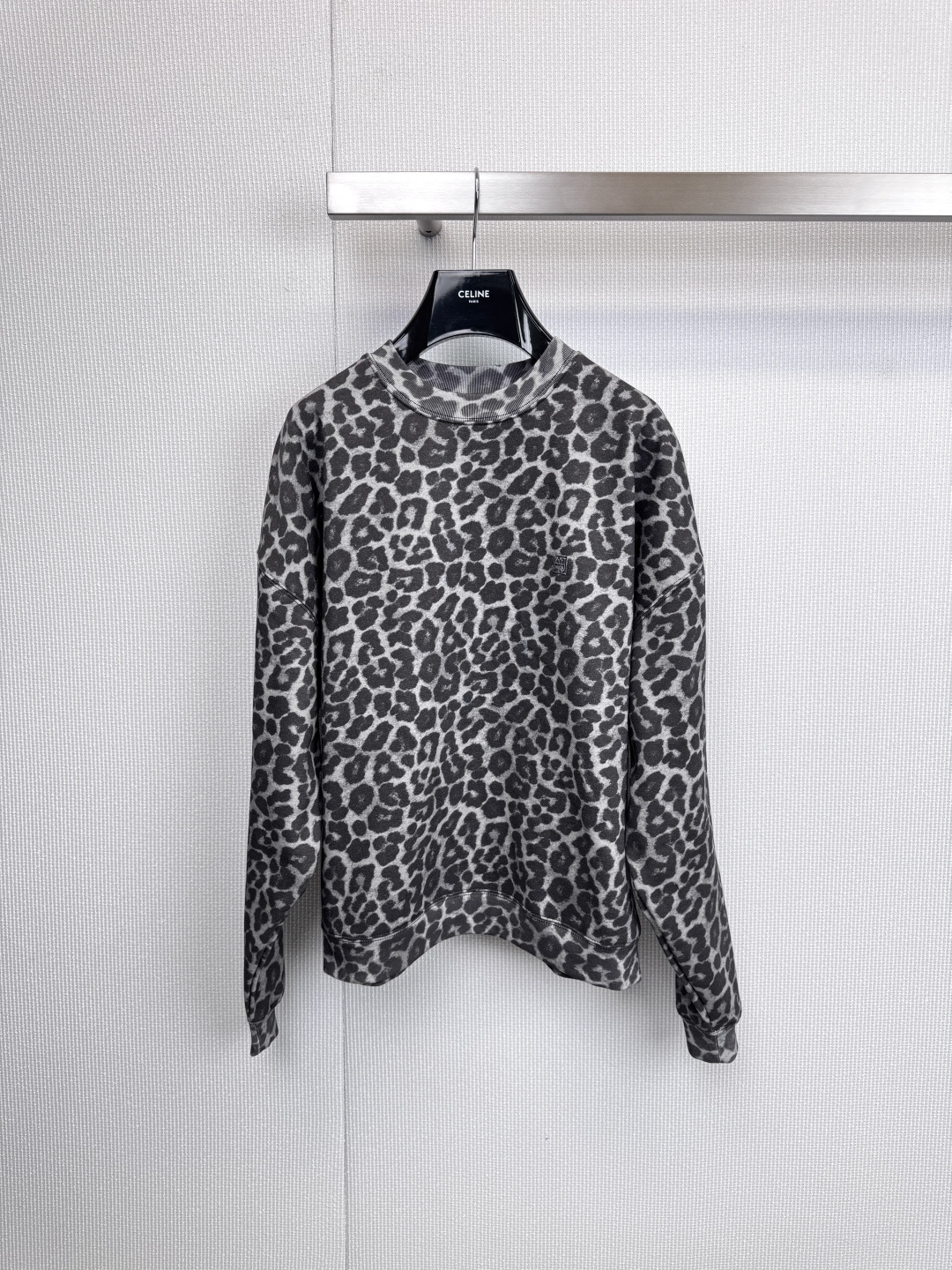 NO:605218,Say goodbye to the monotony of basic sweatshirts, ANINE  BING redefines street luxury with its iconic Copenhagen aesthetics. This cotton-padded leopard print sweatshirt cleverly combines uninhibited animal prints with ultimate comfort to create an effortless high-street style. The gray and black leopard prints are selected to break the strong vision of traditional leopard prints, making it more advanced and easy to control. From a distance, it looks like a low-key gray sweatshirt. Only when you look closer can you see the detailed texture full of tension, which makes you inadvertently  Show off your personality and attitude, the lining is velvet and cotton, the fabric is thick and soft, giving you a cloud-like sense of wrapping. Taking into account both style and temperature, it is a practical item that is both warm and fashionable in autumn and winter. It adopts a classic loose round neck version, which is not picky about your figure, and can easily create a casual and lazy street feel. It can be worn alone or as an inner layer, giving it more possibilities to wear. The left chest is decorated with exquisite ANINE  The BING brand logo is simple and compact, which inadvertently enhances brand recognition and highlights the low-key luxury texture. The classic unisex design can be worn by both men and women. It can be worn as a couple's outfit to create a different kind of tacit understanding and style. Size SML, hoodie, sweatshirts, alexander wang19860909告别基本款卫衣的单调,ANINE BING以标志性的哥本哈根美学,重新定义街头奢华,这款加棉豹纹卫衣,将不羁的动物纹与极致的舒适感巧妙融合,打造毫不费力的高街型格,精选灰黑配色豹纹,打破传统豹纹的浓烈视觉,更显高级且易于驾驭.远看是低调的灰色卫衣,近看才见充满张力的细节纹理,于不经意间展露个性态度,内里加绒加棉,面料厚实柔软,带来云朵般的包裹感.兼顾风度与温度,是秋冬季兼具保暖性与时尚感的实用单品,采用经典的宽松圆领版型,不挑身材,轻松营造随性慵懒的街头感.单穿或作为内搭都极具层次感,赋予穿搭更多可能性,左胸口点缀精致的ANINE BING品牌标识,简约小巧,在不经意间提升品牌辨识度,彰显低调的奢华质感,经典的中性风设计,男女皆可穿着,可作为情侣装搭配,演绎别样的默契与风格.码数SML,,hoodie,sweatshirts,alexander wang,Women's clothing