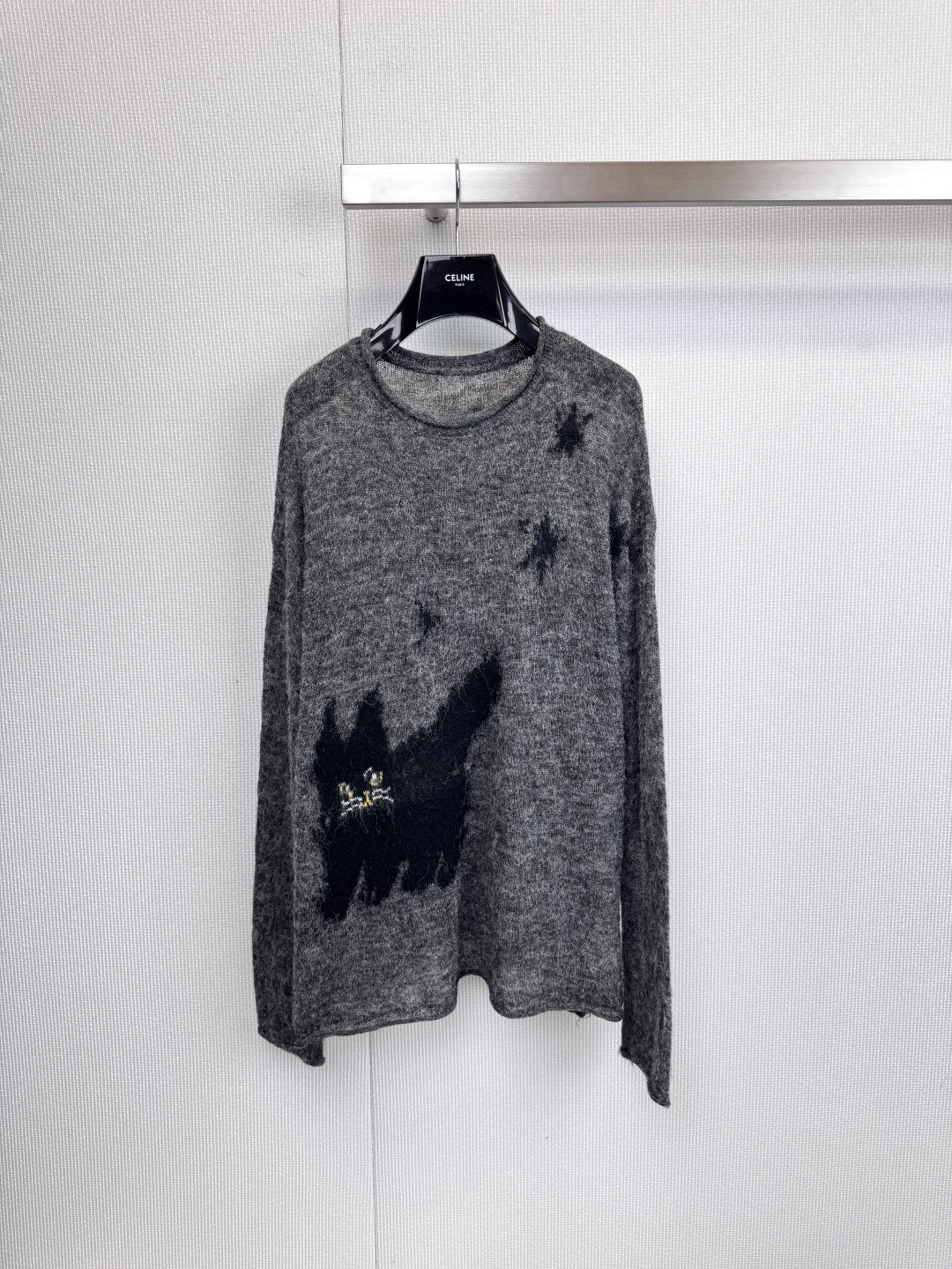 NO:605224,LOW  CLASSIC cat jacquard sweater has a hint of naughtiness in minimalism. When the iconic low-key simplicity meets an unexpected and interesting soul, this cat jacquard sweater breaks the basic dullness with exquisite brushstrokes and hides a vivid narrative in the delicate texture.  To interpret the advanced dressing philosophy of 'quiet yet bright' for you, say goodbye to monotonous pure colorism. A black cat with a vivid expression jumps out on the clothes. Its eyes and sharp teeth are exquisitely embellished with bright yellow and pure white, instantly lighting up the overall look. From a distance, it is a low-key gray texture.  , it’s only when you look closer that you realize the hidden secrets. The details are perfect. The highly tolerant and elegant high-grade gray is chosen as the main color, which is both soft and cool. It not only makes the skin whiter, but also can be easily integrated into your daily wardrobe. It can be perfectly matched with any bottoms, showing off the effortless look.  It has a high-end feel. The fabric is delicate and soft. The camel hair and wool blend material brings a comfortable experience close to the skin. The thickness is just right. It is an ideal choice for outer wear in spring and autumn or inner wear in winter. Size SML, sweaters, alexander  wang19860909LOW CLASSIC猫咪提花毛衣,在极简主义中,窥见一丝顽皮,当标志性的低调简约,遇见不期而遇的趣味灵魂,这款猫咪提花毛衣,以精妙笔触打破基础的沉闷,于细腻肌理中暗藏生动叙事,为你演绎「安静中不失亮点」的进阶穿搭哲学,告别单调的纯色主义,一只神态生动的黑色猫咪跃然衣上,眼眸与利齿以亮黄与纯白精巧点缀,瞬间点亮整体造型,远观是低调的质感灰,近看才发觉暗藏玄机,细节满分,选用包容度极高的气质高级灰作为主色调,兼具柔和与清冷感,它不仅衬肤显白,更能轻松融入你的日常衣橱,与任何下装都能完美匹配,彰显不费力的高级感,其面料的细腻柔软,驼毛羊毛混纺材质,带来贴肤亲肤的舒适体验,恰到好处的厚度,是春秋外穿或冬季内搭的理想之选.码数SML,,sweaters,alexander wang,Women's clothing