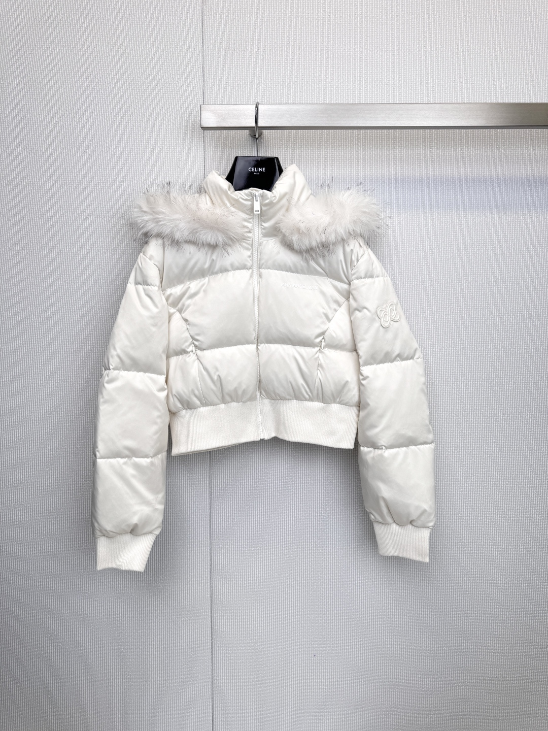 NO:605240,Comes with a dust bag to capture the elegance of winter Ann Andelan hooded short down jacket, color philosophy double-sided style, one choice, cream white Like the first ray of sunshine in winter, soft and advanced, injecting freshness into the dull season, easily brightening the skin tone, showing gentle temperament, classic black  A timeless fashion code that is highly tolerant, slim and cool, it is an indispensable and versatile tool in the wardrobe. The luxurious hooded fur collar is made of rich and fluffy high-quality plush, which not only greatly improves warmth, but also gives the overall shape a smart and gorgeous visual experience. The brand logo of the same color on the left arm and 'ANN' on the right chest  ANDELAN' white embroidery shows extraordinary taste in every detail, low-key and profound. The neat short version optimizes body proportions and visually lengthens the leg lines. Whether paired with skirts or trousers, it can create a smart and fashionable winter look. Size SML, skirts, down jacket, hats, alexander wang19860909配防尘袋定格冬日优雅Ann Andelan 连帽短款羽绒服,色彩哲学双面风格,一种选择,奶油白色 如同冬日里的第一缕阳光,柔和而高级,为沉闷季节注入清新感,轻松提亮肤色,展现温柔气质,经典黑色 永不过时的时尚密码,具备强大的包容性,显瘦且酷感十足,是衣橱里不可或缺的百搭利器,奢华连帽毛领采用丰盈蓬松的优质毛绒,不仅极大提升保暖度,更赋予整体造型灵动华丽的视觉感受,左臂上的同色系品牌标与右胸处的“ANN ANDELAN”白色刺绣,于细微处彰显不凡品味,低调而深刻,利落短款版型优化身材比例,视觉上拉长腿部线条,无论是搭配裙装还是裤装,都能塑造出干练、时髦的冬日造型.码数SML,,skirts,down jacket,hats,alexander wang,Women's clothing