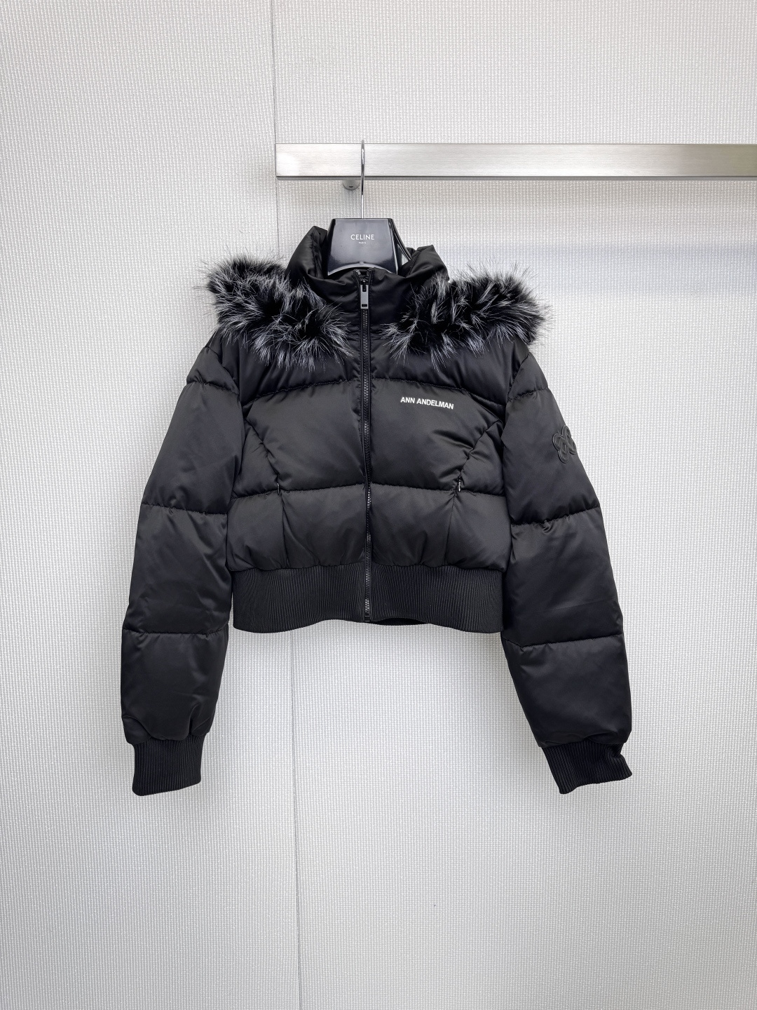 NO:605244,Comes with a dust bag to capture the elegance of winter Ann Andelan hooded short down jacket, color philosophy double-sided style, one choice, cream white Like the first ray of sunshine in winter, soft and advanced, injecting freshness into the dull season, easily brightening the skin tone, showing gentle temperament, classic black  A timeless fashion code that is highly tolerant, slim and cool, it is an indispensable and versatile tool in the wardrobe. The luxurious hooded fur collar is made of rich and fluffy high-quality plush, which not only greatly improves warmth, but also gives the overall shape a smart and gorgeous visual experience. The brand logo of the same color on the left arm and 'ANN' on the right chest  ANDELAN' white embroidery shows extraordinary taste in every detail, low-key and profound. The neat short version optimizes body proportions and visually lengthens the leg lines. Whether paired with skirts or trousers, it can create a smart and fashionable winter look. Size SML, skirts, down jacket, hats, alexander wang19860909配防尘袋定格冬日优雅Ann Andelan 连帽短款羽绒服,色彩哲学双面风格,一种选择,奶油白色 如同冬日里的第一缕阳光,柔和而高级,为沉闷季节注入清新感,轻松提亮肤色,展现温柔气质,经典黑色 永不过时的时尚密码,具备强大的包容性,显瘦且酷感十足,是衣橱里不可或缺的百搭利器,奢华连帽毛领采用丰盈蓬松的优质毛绒,不仅极大提升保暖度,更赋予整体造型灵动华丽的视觉感受,左臂上的同色系品牌标与右胸处的“ANN ANDELAN”白色刺绣,于细微处彰显不凡品味,低调而深刻,利落短款版型优化身材比例,视觉上拉长腿部线条,无论是搭配裙装还是裤装,都能塑造出干练、时髦的冬日造型.码数SML,,skirts,down jacket,hats,alexander wang,Women's clothing