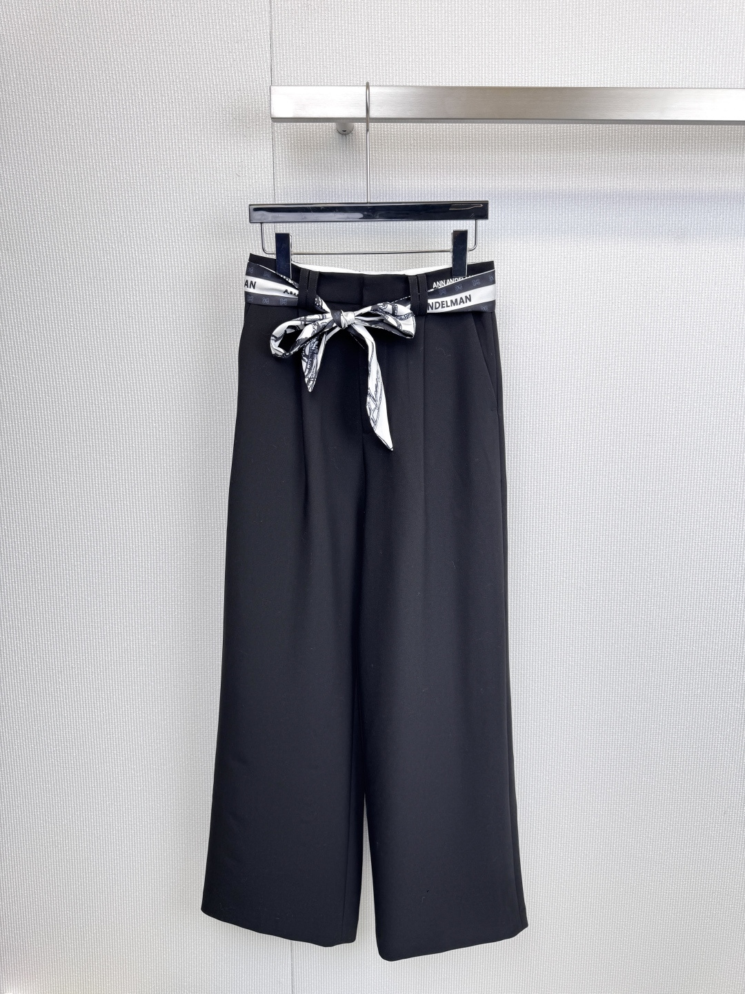 NO:605229,Ann Andelan's star-style wide-leg casual pants define your comfort zone. The god-level drapey high-count fabric is smooth and elegant, showing a free and easy temperament when walking. The personalized belt is embellished with an exclusive printed belt, which brings a unique sense of trend. Say goodbye to monotony. The classic black is extremely versatile and can be easily used in commuting and leisure situations. It contains spandex fabric, which provides just the right sense of tolerance. You can move without restraint. You can own it immediately and experience a cloud-soft wearing experience. Size SML P,, alexander wang19860909Ann Andelan 明星同款阔腿休闲裤,定义你的舒适区,神级垂感高支面料,顺滑飘逸,行走间尽显洒脱气质,个性腰带专属印花腰带点缀,系出独特潮流感,告别单调,经典黑色极致百搭,轻松驾驭通勤、休闲多种场合,含氨纶面料,提供恰到好处的包容感,活动无拘束,即刻拥有,体验云朵般柔软的穿着体验.码数SML P,,alexander wang,Women's clothing