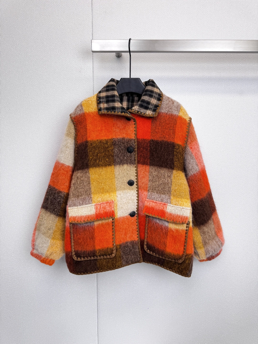 NO:605237,AUBRUINO mohair plaid cotton jacket, how can it combine 'elegance' and 'SWAG'?  A modern interpretation of retro plaid, inspired by classics, but reinterpreted with vibrant orange, yellow, brown, and beige colors. Plaid is not only a pattern, but also an expression of emotion, allowing you to easily stand out on the streets in autumn and winter, exuding a warm artistic atmosphere, and the softness and power of mohair  The quality, specially selected blended mohair fabrics, not only retains the unique delicate luster and fluffy texture of mohair, but also enhances the stiffness and durability of cotton clothing. It feels soft against the skin, has good warmth retention, but does not feel heavy, achieving a balance between style and temperature, showing true simplicity in simplicity.  The collar design continues the plaid element, with neat lines, modifying the shoulder and neck lines, and can stand up to prevent wind. The three buttons are classic black buttons, which form a visual balance with the lively plaid pattern. The opening and closing are smooth. The pocket design on both sides is both practical and decorative, keeping the silhouette simple. This piece  Cotton clothing is the perfect fusion of AUBRUINO's 'Int elegance' (intelligent elegance) and 'SWAG' (confident fashion). It is not only a cold-proof item, but also a fashion statement for you to dare to express yourself and play with mix and match. Size SML,,stuart  weitzman,alexander wang19860909AUBRUINO 马海毛格纹棉服,何以集「雅致」与「SWAG」于一身？复古格纹的现代演绎,灵感源于经典,却以充满活力的橙、黄、棕、米色系重新诠释.格纹不仅是图案,更是情绪的表达,让您在秋冬街头轻松脱颖而出,散发温暖的艺术气息,马海毛的柔软与力量,特别选用混纺马海毛面料,既保留了马海毛独有的细腻光泽和蓬松质感,又增强了棉服的挺括度与耐用性,触感亲肤柔软,保暖性佳,却无厚重感,实现风度与温度的平衡,于简约处见真章,翻领设计,延续格纹元素,线条利落,修饰肩颈线条,可立起防风,三粒纽扣采用经典黑色纽扣,与活泼格纹形成视觉平衡,开合顺滑,两侧插袋设计,兼具实用功能与装饰性,保持廓形简洁,这件棉服是AUBRUINO对“Int雅致”（智能的雅致）与“SWAG”（自信潮范）的完美融合,它不仅是御寒单品,更是您敢于表达自我、玩转混搭的时尚宣言.码数SML,,stuart weitzman,alexander wang,Women's clothing