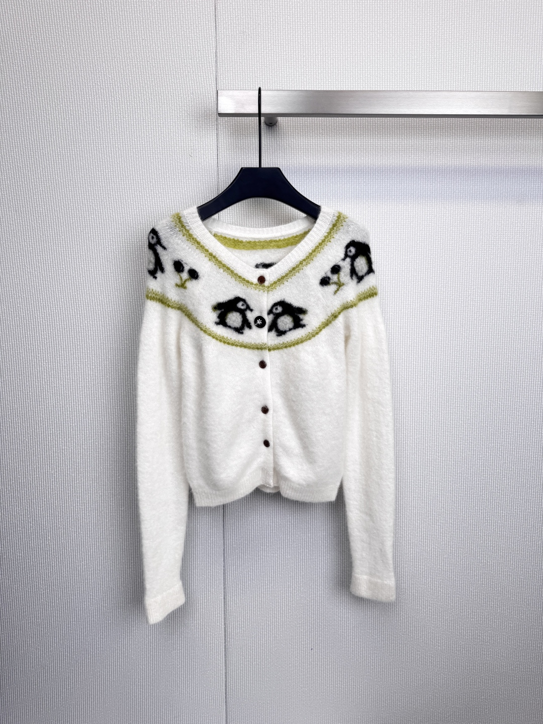 NO:605574,Marchen alpaca penguin jacquard cardigan  , healing fashionable item, made of high-quality alpaca wool, which is softer and warmer than ordinary wool, with perfect skin-friendly feel, exclusive penguin-themed jacquard, black and white color matching is vivid and interesting, instantly breaking the dullness, V-neck with wavy light green trim, enriching the design layer, modifying the neck line, the standard version is not picky about the figure, whether it is paired with a skirt to create a girly look, or paired with jeans to go out casually, it is the finishing touch. Size SML, skirts, jeans, alexander wang19860909Marchen羊驼毛企鹅提花开衫 ,治愈系时髦单品,选用优质羊驼毛,比普通羊毛更轻柔、更保暖,亲肤感满分,独家企鹅主题提花,黑白配色生动有趣,瞬间打破沉闷,V领搭配波浪形浅绿镶边,丰富设计层次,修饰脖颈线条,标准版型不挑身材,无论是搭配半裙演绎少女感,还是搭配牛仔裤随性出街,都是点睛之笔.码数SML,,skirts,jeans,alexander wang,Women's clothing