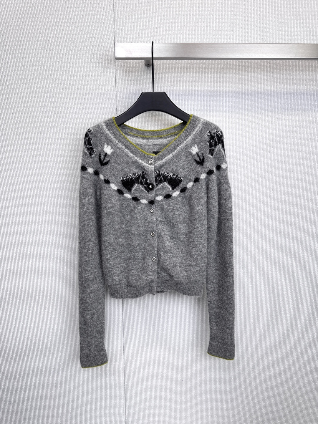 NO:605582,Marchen alpaca pony jacquard cardigan  , healing fashionable item, made of high-quality alpaca wool, which is softer and warmer than ordinary wool, with perfect skin-friendly feel, exclusive penguin-themed jacquard, black and white color matching is vivid and interesting, instantly breaking the dullness, V-neck with wavy light green trim, enriching the design layer, modifying the neck line, the standard version is not picky about the figure, whether it is paired with a skirt to create a girly look, or paired with jeans to go out casually, it is the finishing touch. Size SML, skirts, jeans, alexander wang19860909Marchen羊驼毛小马提花开衫 ,治愈系时髦单品,选用优质羊驼毛,比普通羊毛更轻柔、更保暖,亲肤感满分,独家企鹅主题提花,黑白配色生动有趣,瞬间打破沉闷,V领搭配波浪形浅绿镶边,丰富设计层次,修饰脖颈线条,标准版型不挑身材,无论是搭配半裙演绎少女感,还是搭配牛仔裤随性出街,都是点睛之笔.码数SML,,skirts,jeans,alexander wang,Women's clothing