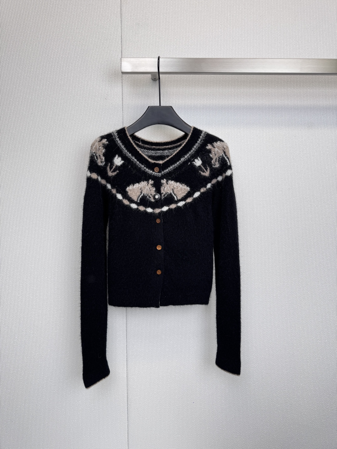 NO:606023,Marchen alpaca pony jacquard cardigan  , healing fashionable item, made of high-quality alpaca wool, which is softer and warmer than ordinary wool, with perfect skin-friendly feel, exclusive penguin-themed jacquard, black and white color matching is vivid and interesting, instantly breaking the dullness, V-neck with wavy light green trim, enriching the design layer, modifying the neck line, the standard version is not picky about the figure, whether it is paired with a skirt to create a girly look, or paired with jeans to go out casually, it is the finishing touch. Size SML, skirts, jeans, alexander wang19860909Marchen羊驼毛小马提花开衫 ,治愈系时髦单品,选用优质羊驼毛,比普通羊毛更轻柔、更保暖,亲肤感满分,独家企鹅主题提花,黑白配色生动有趣,瞬间打破沉闷,V领搭配波浪形浅绿镶边,丰富设计层次,修饰脖颈线条,标准版型不挑身材,无论是搭配半裙演绎少女感,还是搭配牛仔裤随性出街,都是点睛之笔.码数SML,,skirts,jeans,alexander wang,Women's clothing