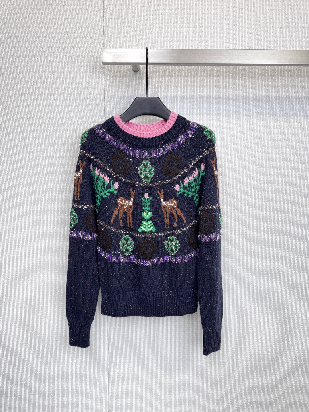 NO:606008,Chanel deer jacquard winter festival atmosphere sweater starts with a jacquard sweater. Chanel uses knitting art to light up your holiday wardrobe. The navy blue wonderland makes deer jump in the clothes. The fresh pink neckline and interesting pattern combination make you feel like you are wearing a Christmas fairy tale on your body. It is retro and reduces your age. The classic warm rice comes with a gentle filter and the iconic double  The C pattern is an exclusive fashion code. Whether it is paired with a coat or worn alone, it can exude charming brilliance at parties and warm the whole season. Hanging here is already a work of art. This winter, let the warmth and sophistication of Chanel accompany you. Size SML, chanel, chanel, sweaters, alexander  wang19860909Chanel麑鹿提花冬日节日氛围感毛衣,由一件提花毛衣开启,香奈儿以针织艺术,点亮你的节日衣橱,藏蓝奇境让小鹿在衣间跳跃,清新的粉色领口与趣味图案组合,仿佛将圣诞节的童话故事穿在身上,复古又减龄,经典暖米自带温柔滤镜,标志性的双C图案是专属的时尚密码,无论是搭配大衣还是单穿,都能在聚会中散发迷人光彩,温暖整个季节,悬挂于此,已是艺术品,这个冬日,让香奈儿的温暖与精致与你相伴.码数SML,,chanel,chanel,sweaters,alexander wang,Women's clothing