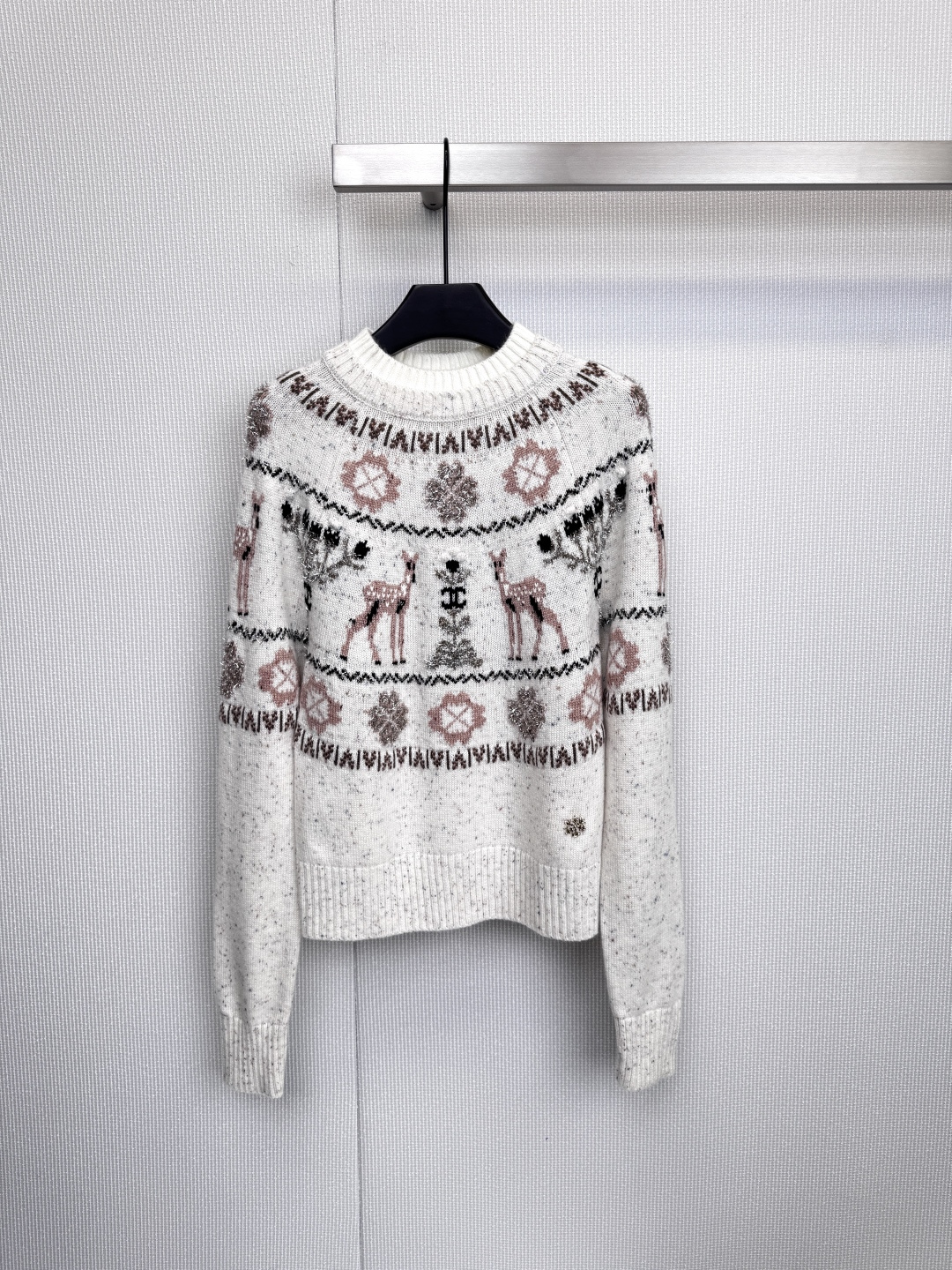 NO:606012,Chanel deer jacquard winter festival atmosphere sweater starts with a jacquard sweater. Chanel uses knitting art to light up your holiday wardrobe. The navy blue wonderland makes deer jump in the clothes. The fresh pink neckline and interesting pattern combination make you feel like you are wearing a Christmas fairy tale on your body. It is retro and reduces your age. The classic warm rice comes with a gentle filter and the iconic double  The C pattern is an exclusive fashion code. Whether it is paired with a coat or worn alone, it can exude charming brilliance at parties and warm the whole season. Hanging here is already a work of art. This winter, let the warmth and sophistication of Chanel accompany you. Size SML, chanel, chanel, sweaters, alexander  wang19860909Chanel麑鹿提花冬日节日氛围感毛衣,由一件提花毛衣开启,香奈儿以针织艺术,点亮你的节日衣橱,藏蓝奇境让小鹿在衣间跳跃,清新的粉色领口与趣味图案组合,仿佛将圣诞节的童话故事穿在身上,复古又减龄,经典暖米自带温柔滤镜,标志性的双C图案是专属的时尚密码,无论是搭配大衣还是单穿,都能在聚会中散发迷人光彩,温暖整个季节,悬挂于此,已是艺术品,这个冬日,让香奈儿的温暖与精致与你相伴.码数SML,,chanel,chanel,sweaters,alexander wang,Women's clothing