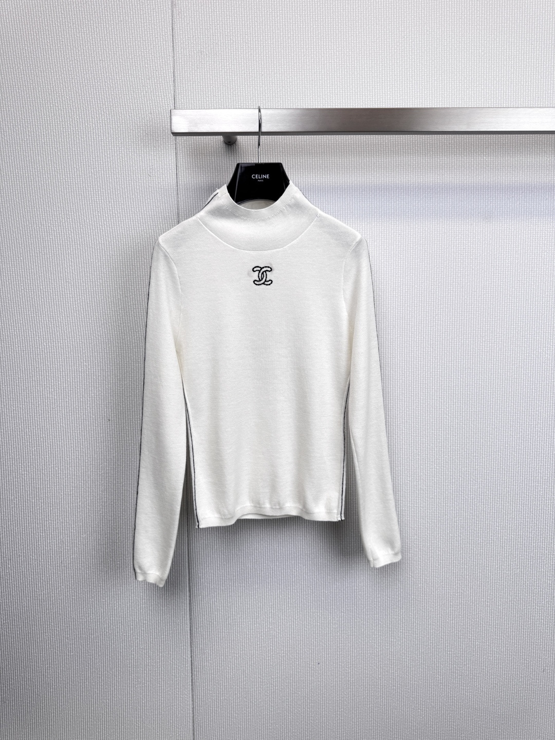 NO:606016,Chanel half turtleneck knitted bottoming sweater is simple in definition and interprets the logo, and is extraordinary in purity. Chanel half turtleneck sweater has smooth lines and comfortable half turtleneck silhouette to outline an elegant temperament. It selects soft velvet fabrics and is worn close to the body to enjoy a warm package. The finishing touch on the chest is the brand's classic double C logo. It is embroidered on the body with threads of the same color to avoid floating.  Hua, with its subtle and restrained attitude, demonstrates the undoubted brand identity. The black is classic and timeless, and the off-white is gentle and intellectual. This is not only a sweater, but also a cornerstone of the wardrobe that can accompany you for many years. It is a personal expression of Chanel's low-key luxury philosophy. Size SML,,chanel,chanel,sweaters,alexander  wang19860909Chanel半高领针织打底毛衣,定义简约,诠释标志,于纯粹中见非凡,香奈儿半高领针织衫,以流畅线条与舒适半高领廓形,勾勒优雅气质,甄选柔软绒感面料,贴身穿着,尽享温暖包裹,胸前点睛之笔,是品牌经典的双C标识,它以同色线绣于衣身,摒弃浮华,仅以含蓄内敛的姿态,彰显毋庸置疑的品牌身份.黑色经典隽永,米白温柔知性,这不仅是一件毛衣,更是一件可陪伴多年的衣橱基石,是香奈儿低调奢华哲学的贴身表达.码数SML,,chanel,chanel,sweaters,alexander wang,Women's clothing