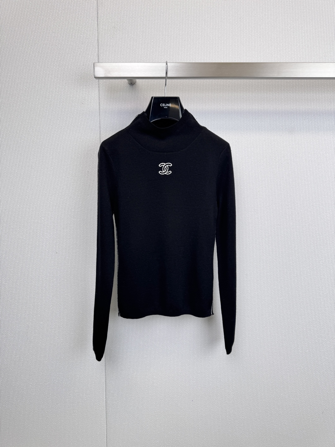 NO:606020,Chanel half turtleneck knitted bottoming sweater is simple in definition and interprets the logo, and is extraordinary in purity. Chanel half turtleneck sweater has smooth lines and comfortable half turtleneck silhouette to outline an elegant temperament. It selects soft velvet fabrics and is worn close to the body to enjoy a warm package. The finishing touch on the chest is the brand's classic double C logo. It is embroidered on the body with threads of the same color to avoid floating.  Hua, with its subtle and restrained attitude, demonstrates the undoubted brand identity. The black is classic and timeless, and the off-white is gentle and intellectual. This is not only a sweater, but also a cornerstone of the wardrobe that can accompany you for many years. It is a personal expression of Chanel's low-key luxury philosophy. Size SML,,chanel,chanel,sweaters,alexander  wang19860909Chanel半高领针织打底毛衣,定义简约,诠释标志,于纯粹中见非凡,香奈儿半高领针织衫,以流畅线条与舒适半高领廓形,勾勒优雅气质,甄选柔软绒感面料,贴身穿着,尽享温暖包裹,胸前点睛之笔,是品牌经典的双C标识,它以同色线绣于衣身,摒弃浮华,仅以含蓄内敛的姿态,彰显毋庸置疑的品牌身份.黑色经典隽永,米白温柔知性,这不仅是一件毛衣,更是一件可陪伴多年的衣橱基石,是香奈儿低调奢华哲学的贴身表达.码数SML,,chanel,chanel,sweaters,alexander wang,Women's clothing