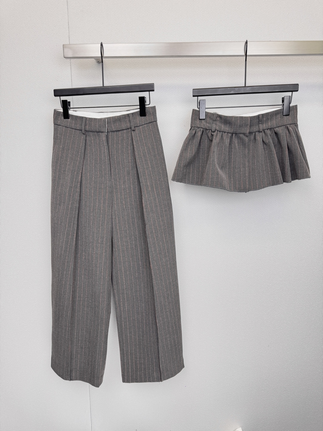 NO:606034,Grove  With layering aesthetics, the two-piece casual pants set defines your lazy and fashionable sense. It has a layered feel that makes you want to take it off. The Grove two-piece casual pants set cleverly combines sweetness and freedom, unlocking effortless daily high-end outfits for you. The unique two-piece style  The design bids farewell to monotony. The upper body is a smart and unique ruffled blouse, layered and swaying, which easily enhances the three-dimensional and sweet look of the look. The lower body is made of wide-leg pants with excellent drape. The lines are smooth and perfectly modify the leg shape. The steps are full of casual style. The simple and advanced gray color is used.  Use temperamental gray with fine vertical stripes to visually slim and elongate your figure. Whether you are commuting or casual gatherings, you can easily control it and become a low-key and eye-catching focus. Wear one outfit for many purposes. Your style is defined by you. It can be worn as a set to create a complete Japanese lazy style, or it can be combined with top and bottom  Separate and mix the outfits to create unlimited outfit possibilities - not just a pair of pants, but a complete fashion solution that expresses your fashion attitude with a sense of layering, making every day's outfit full of surprises and comfort. Size SML, alexander  wang19860909Grove 叠穿美学,两件套休闲裤,定义你的慵懒时髦感,一眼心动的层次感,穿上就不想脱下的舒适度,Grove两件套休闲裤,将甜美与洒脱巧妙融合,为你解锁毫不费力的日常高级穿搭,独特两件式设计告别单调,上半身是灵动别致的荷叶边罩衫,层叠摇曳,轻松提升造型立体感与甜美感,下半身是垂坠感绝佳的阔腿裤,线条流畅,完美修饰腿型,步履间尽显随性风采,简约高级的灰色系,采用气质灰搭配细密竖条纹,视觉上显瘦拉长身形,无论是通勤还是休闲聚会,都能轻松驾驭,成为低调而瞩目的焦点,一衣多穿,风格由你定义,既可成套穿着,演绎完整的日系慵懒风,也可将上下装拆分开进行混搭,创造无限穿搭可能,——不止是一件裤子,更是一套完整的时尚解决方案,用层次感诉说你的时尚态度,让每一天的穿搭都充满惊喜与舒适.码数SML,,alexander wang,Women's clothing