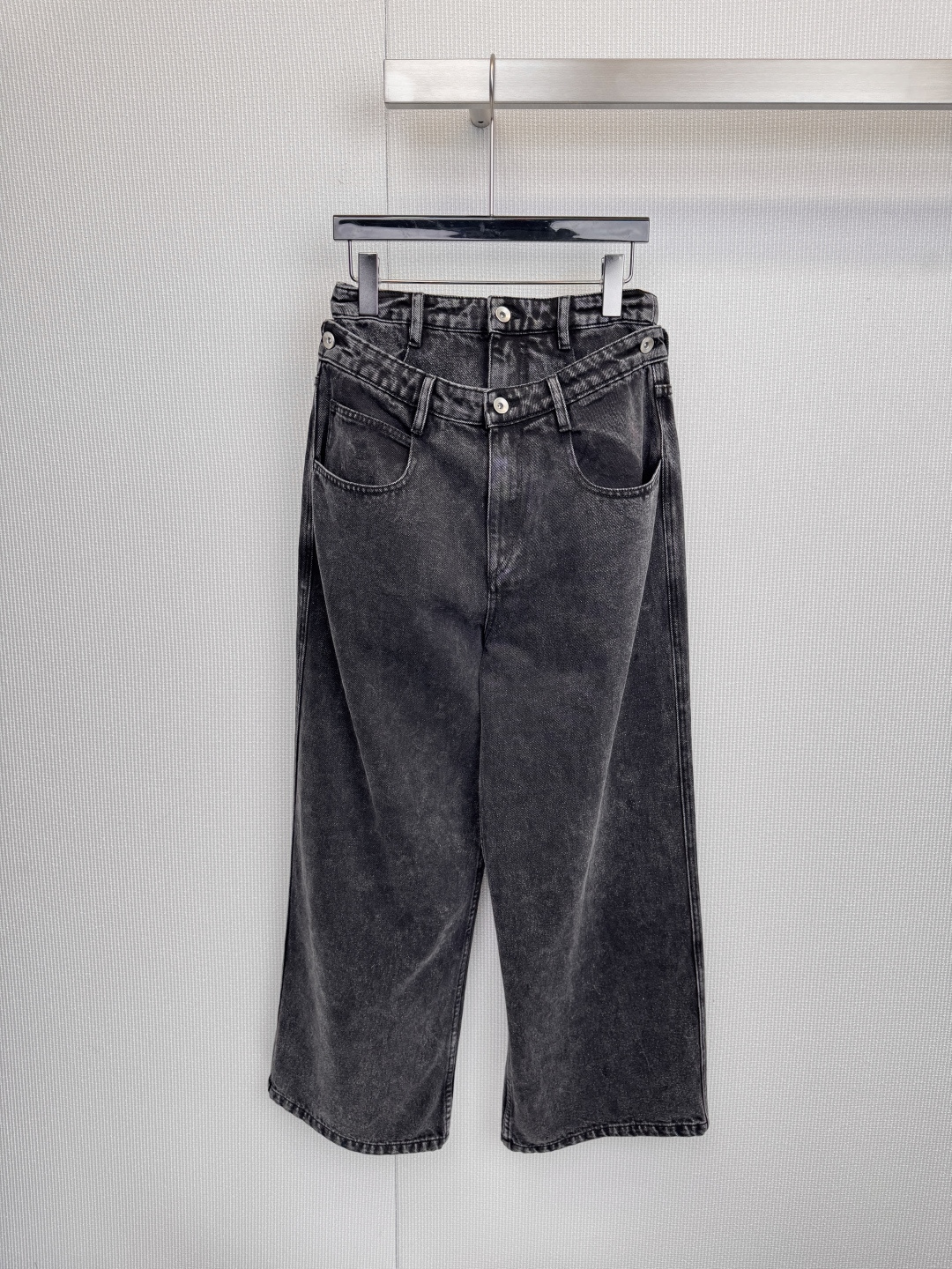 NO:606037,【Rarely Alike  Double waistband jeans] Subvert mediocrity at first glance with a double definition. When a pair of jeans is called 'Rare Similarity', it is born to refuse the sameness. This pair of jeans with double waistband design uses a deconstructive approach to reshape classic denim and uses layered waist details to become the 'unreplicated' signature piece in your wardrobe.  The famous item, the iconic double waistband, subverts the traditional single waistband design. The upper and lower double-layer waistbands are equipped with metal buttons and belt loops, creating a strong visual hierarchy and architectural sense. This is not only a decoration, but also a break and reshape of the conventional dressing logic. The gray-black denim fabric has been accurately aged and washed.  , showing a natural and story-telling faded texture, each fold and color drop is unique, comes with a retro filter and an uninhibited personality soul, showing a neat A-line line starting from the crotch, and the loose trouser legs hang naturally, which not only perfectly modifies various leg shapes, but also brings a sense of free and easy flow when walking. The trouser legs  The meticulous piping highlights exquisite workmanship in every detail. It abandons the usual blue color and chooses a more modern gray and black color. It is calm and restrained and easy to match. Whether it is paired with bright colors or the same color, it can easily create a high-end and avant-garde visual atmosphere. Code number SML,,jeans,alexander  wang19860909【Rarely Alike 双腰头牛仔裤】以双重定义,颠覆一眼平庸,当一条牛仔裤的名字就叫“罕见相似”,它生来便拒绝雷同,这条双腰头设计牛仔裤,以解构主义手法重塑经典丹宁,用层次错落的腰头细节,成为你衣橱里那件“无法被复刻”的签名式单品,标志性双腰头,颠覆传统单腰头设计,上下叠加的双层腰头均配有金属纽扣与腰带环,创造出强烈的视觉层次与建筑感.这不仅是装饰,更是对常规穿搭逻辑的打破与重塑,灰黑色丹宁面料经过精准的做旧与水洗处理,呈现出自然而富有故事感的褪色纹理,每一处褶皱与色落都独一无二,自带复古滤镜与不羁的个性灵魂,从胯部开始呈现利落的A型线条,宽松的裤腿自然垂坠,不仅完美修饰各种腿型,更在行走间带来洒脱的流动感,裤脚处的细致滚边,于细节处彰显精湛做工,摒弃寻常蓝色,选用更具现代感的灰黑色系,沉稳内敛,极易搭配,无论是搭配亮色还是同色系,都能轻松营造出高级、前卫的视觉氛围.码数SML,,jeans,alexander wang,Women's clothing