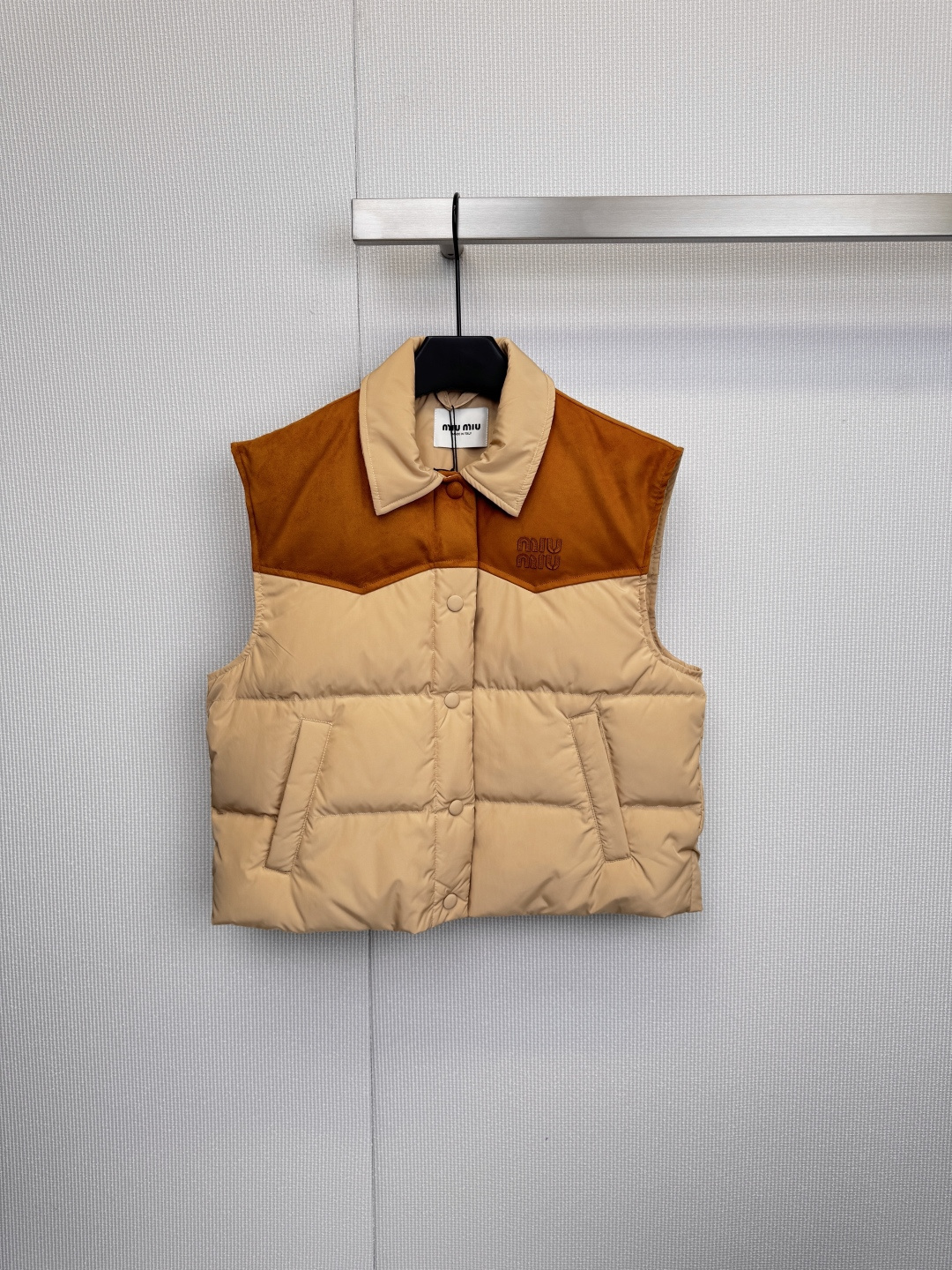 NO:606043,Miu Miu two-color down vest with dust bag uses color collision to interpret winter retro fantasy. When classic down meets fun color matching, Miu Miu uses its iconic girly heart and retro brushwork to reshape the warm form of winter. These two down vests are not only a weapon to keep out the cold, but also a fashion statement to brighten up the dull season. Dark brown × bright orange  The calm dark brown tone is instantly brought to life by a touch of warm orange on the shoulders and neckline, like a cup of hot cocoa in winter, warm and full of vitality, off-white × warm orange  The collision of fresh off-white and vibrant orange, simple and bright yet layered, easily breaks the monotony and bleakness of winter. It follows the classic lapel design, neatly modifying the neck and shoulder lines, retro buttons on the front and practical side pockets, injecting sophistication into simplicity. Every detail tells the story of the extraordinary brand.  The aesthetic gene is filled with high-quality down, which combines light texture and excellent warmth retention. The right thickness makes it an ideal mid-layer for layering in autumn and winter. It can easily cope with temperature differences without feeling bulky. Pair it with a hooded sweater, sports leggings, and retro running shoes.  Create an outdoor look that is both dynamic and fashionable, keeping you warm without restraint. Layer a vest between the jacket and the inner layer to not only improve warmth, but its eye-catching color-blocked collar can also become the finishing touch of the overall look, demonstrating your superb layering skills. It goes beyond the functional limitations of basic models to boldly  The color language and exquisite craftsmanship have become an indispensable style item in your winter wardrobe, making every appearance bring a retro and modern warm light. Size SML, miumiu, hoodie, sweatshirts, jackets  & coats,down jacket,hats,alexander wang19860909配防尘袋MiuMiu双色羽绒马甲,以色彩碰撞,演绎冬日复古绮想,当经典羽绒邂逅玩趣拼色,Miu Miu 以标志性的少女心与复古笔触,重塑冬日温暖形态,这两件羽绒马甲,不仅是御寒利器,更是点亮沉闷季节的时尚宣言,深棕×亮橙 沉稳的深棕基调,因肩部与领口一抹暖橙的跃入而瞬间鲜活,如冬日里一杯热可可,温暖而充满活力,米白×暖橙 清新米白与活力橙色的碰撞,简约明亮却不失层次感,轻松打破冬日的单调与萧瑟,沿用经典翻领设计,利落修饰颈肩线条,前襟复古纽扣与实用侧袋,在简约中注入精致感,每一处细节都诉说着品牌不凡的审美基因,采用高品质羽绒填充,兼顾轻盈质感与卓越保暖性.恰到好处的厚度,使其成为秋冬叠穿的理想中层,轻松应对温差,毫无臃肿之感,搭配连帽卫衣与运动leggings,脚踏复古跑鞋,打造兼具活力与时尚感的户外造型,保暖无束缚,在外套与内搭之间叠穿马甲,不仅提升保暖度,其醒目的拼色领部更能成为整体造型的点睛之笔,彰显高超叠穿功力,它超越了基础款的功能局限,以大胆的色彩语言和精湛工艺,成为你冬日衣橱里不可或缺的风格单品,让每一次出场,都自带复古而摩登的温暖光芒.码数SML,,miumiu,hoodie,sweatshirts,jackets & coats,down jacket,hats,alexander wang,Women's clothing