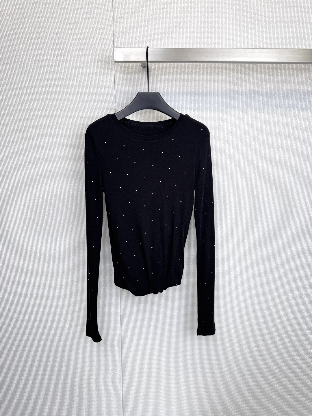 NO:606673,immi hot-drilled long-sleeved T-shirt bids farewell to the mediocrity of basic styles and reshapes classics with ingenious craftsmanship. It cleverly embellishes dazzling heavy-duty hot-dried diamonds on daily clothing, shining with extraordinary taste in every detail. Each diamond ornament is firmly fitted, interpreting the perfect balance of 'light luxury, practicality', using high-quality phantom hot-dried diamonds, which reflect under the light.  The delicate luster is definitely not comparable to ordinary sequins. The pattern design is simple but not simple, avoiding excessive exaggeration and becoming the visual focus of the overall shape. High-quality fabrics such as high-count combed cotton or mercerized cotton are selected. They are soft to the touch and skin-friendly, and have good breathability. They not only give you a bright light, but also provide a comfortable and comfortable experience. The neat shoulder line and fit  The body-fitting version subtly modifies the body shape. Whether worn alone or worn inside, it can remain crisp and stylish, and can easily be worn to create a 'paper man' effect. When worn with a suit jacket, hot rhinestones are inadvertently exposed from the collar and cuffs, becoming a delicate detail in the smart look. Pair it directly with jeans or casual pants to instantly enhance the overall fashion. It is simple and bright, and light  Pair it with a skirt or bottoms with a strong sense of design. There is no need for complicated accessories. A top is the protagonist. It is a 'high-energy item' that can accompany you in many occasions, making daily wear full of ritual. Own it now and define your sparkling daily life. Size SML, skirts, jeans, jackets  & coats,tees,t-shirt,business suit,alexander wang19860909immi烫钻长袖T恤,告别基础款的平庸,以匠心工艺重塑经典,将璀璨夺目的重工烫钻巧妙点缀于日常服饰,于细微处闪耀不凡品味.每一颗钻饰都牢固贴合,诠释“轻奢华,实穿性”的完美平衡,采用高品质幻彩烫钻,光线之下折射出细腻光泽,绝非普通亮片可比,图案设计简约而不简单,避免过度浮夸,恰到好处地成为整体造型的视觉焦点,精选高支精梳棉或丝光棉等优质面料,触感柔软亲肤,透气性好,给予你璀璨光芒的同时,也提供贴身的舒适体验,利落的肩线、合身的版型,巧妙修饰身形.无论是单穿还是内搭,都能保持挺括有型,轻松穿出“纸片人”效果,外搭西装外套,烫钻从领口、袖口不经意地露出,成为干练造型中的精致细节,直接搭配牛仔裤或休闲裤,瞬间提升整体时尚度,简约有亮点,轻松赢很大,搭配半身裙或设计感强的下装,无需繁复配饰,一件上衣即是主角,一件能陪伴你出入多场合的“高能单品”,让日常穿搭也充满仪式感.立即拥有,定义你的闪耀日常.码数SML,,skirts,jeans,jackets & coats,tees，t-shirt,business suit,alexander wang,Women's clothing