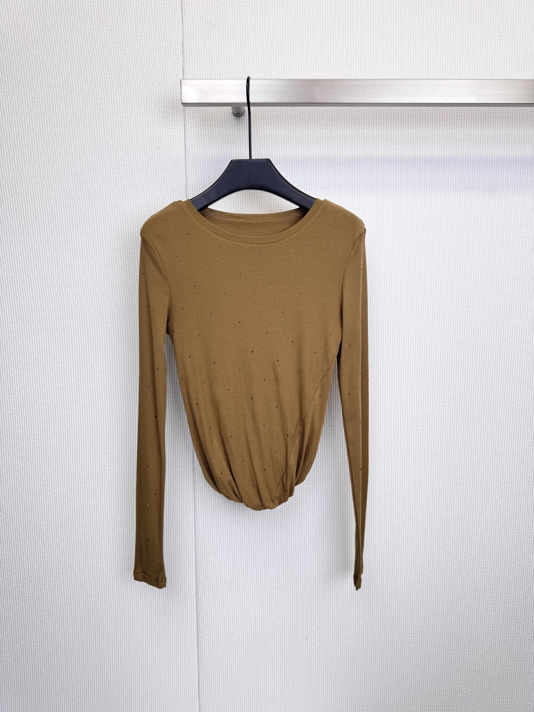 NO:606680,immi hot-drilled long-sleeved T-shirt bids farewell to the mediocrity of basic styles and reshapes classics with ingenious craftsmanship. It cleverly embellishes dazzling heavy-duty hot-dried diamonds on daily clothing, shining with extraordinary taste in every detail. Each diamond ornament is firmly fitted, interpreting the perfect balance of 'light luxury, practicality', using high-quality phantom hot-dried diamonds, which reflect under the light.  The delicate luster is definitely not comparable to ordinary sequins. The pattern design is simple but not simple, avoiding excessive exaggeration and becoming the visual focus of the overall shape. High-quality fabrics such as high-count combed cotton or mercerized cotton are selected. They are soft to the touch and skin-friendly, and have good breathability. They not only give you a bright light, but also provide a comfortable and comfortable experience. The neat shoulder line and fit  The body-fitting version subtly modifies the body shape. Whether worn alone or worn inside, it can remain crisp and stylish, and can easily be worn to create a 'paper man' effect. When worn with a suit jacket, hot rhinestones are inadvertently exposed from the collar and cuffs, becoming a delicate detail in the smart look. Pair it directly with jeans or casual pants to instantly enhance the overall fashion. It is simple and bright, and light  Pair it with a skirt or bottoms with a strong sense of design. There is no need for complicated accessories. A top is the protagonist. It is a 'high-energy item' that can accompany you in many occasions, making daily wear full of ritual. Own it now and define your sparkling daily life. Size SML, skirts, jeans, jackets  & coats,tees,t-shirt,business suit,alexander wang19860909immi烫钻长袖T恤,告别基础款的平庸,以匠心工艺重塑经典,将璀璨夺目的重工烫钻巧妙点缀于日常服饰,于细微处闪耀不凡品味.每一颗钻饰都牢固贴合,诠释“轻奢华,实穿性”的完美平衡,采用高品质幻彩烫钻,光线之下折射出细腻光泽,绝非普通亮片可比,图案设计简约而不简单,避免过度浮夸,恰到好处地成为整体造型的视觉焦点,精选高支精梳棉或丝光棉等优质面料,触感柔软亲肤,透气性好,给予你璀璨光芒的同时,也提供贴身的舒适体验,利落的肩线、合身的版型,巧妙修饰身形.无论是单穿还是内搭,都能保持挺括有型,轻松穿出“纸片人”效果,外搭西装外套,烫钻从领口、袖口不经意地露出,成为干练造型中的精致细节,直接搭配牛仔裤或休闲裤,瞬间提升整体时尚度,简约有亮点,轻松赢很大,搭配半身裙或设计感强的下装,无需繁复配饰,一件上衣即是主角,一件能陪伴你出入多场合的“高能单品”,让日常穿搭也充满仪式感.立即拥有,定义你的闪耀日常.码数SML,,skirts,jeans,jackets & coats,tees，t-shirt,business suit,alexander wang,Women's clothing