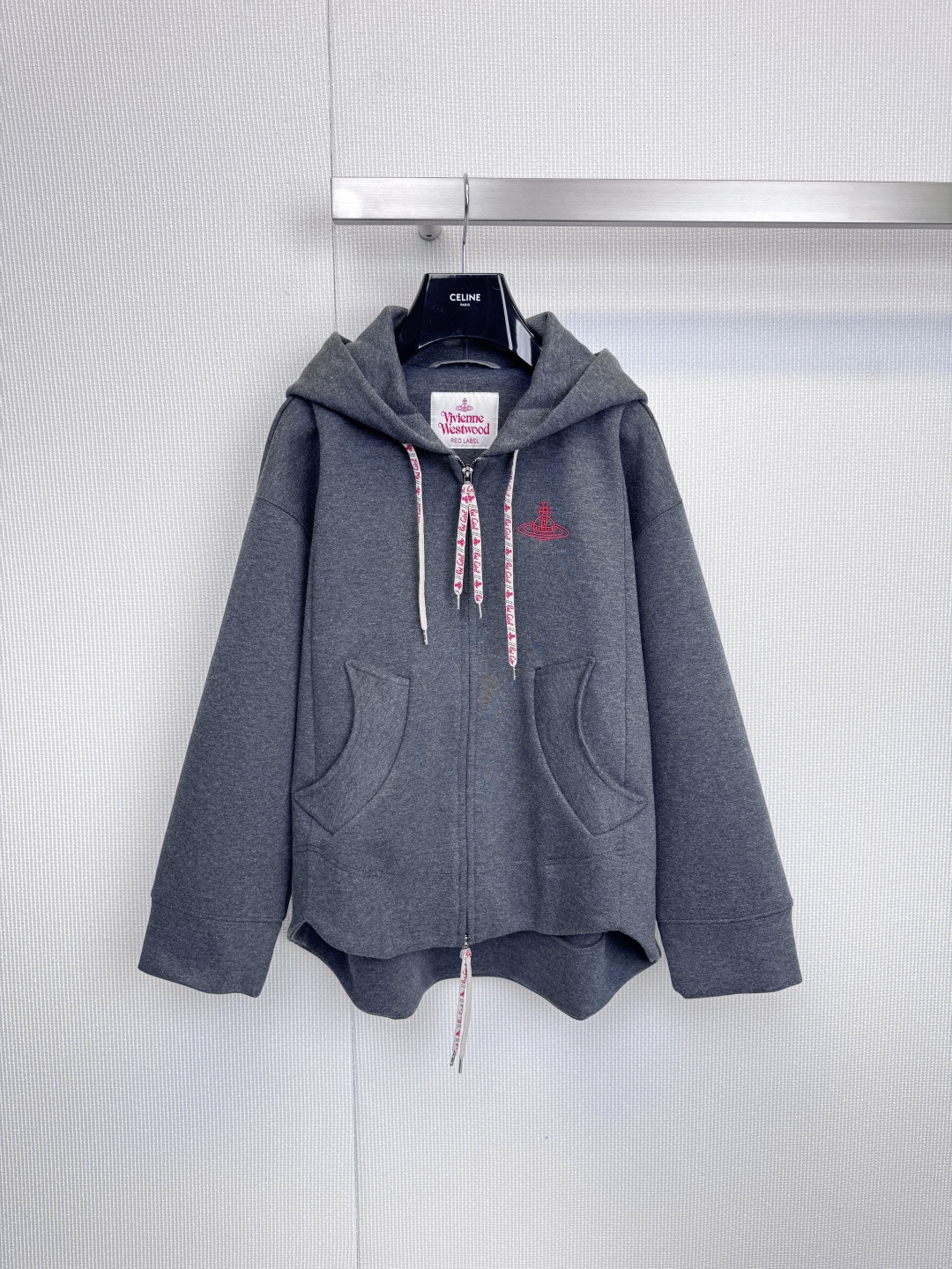 NO:606686,When the classic silhouette is injected with punk soul, this Vivienne Westwood iconic sweatshirt is created. It is made of crisp space cotton material, with a unique texture and silhouette, saying goodbye to the softness and formlessness of ordinary sweatshirts. The classic red 'Orb Loves the Earth' badge on the left chest is like a declaration.  It is eye-catching and declares your uninhibited fashion attitude. The red embroidered badge is the concentration of the brand spirit, the finishing touch, and a status symbol. The irregular hem breaks the conventional arc tailoring, creating a flexible layer when walking, highlighting the design ingenuity. The white drawstring printed with the Orb pattern and the brand's red logo are all reflected  Vivienne Westwood's dedication to details makes it not only a sweatshirt, but also a high-end fashion item in your wardrobe, easily walking between the streets and yuppies. Size SML, hoodie, sweatshirts, alexander wang19860909当经典廓形被注入朋克灵魂,便成就了这件VivienneWestwood标志性卫衣,甄选挺括太空棉材质,以独特的肌理感与廓形感,告别普通卫衣的软塌无形,左胸处经典的红色「Orb爱心地球」徽章,如同宣言般醒目,宣告着你不羁的时尚态度,红色刺绣徽章是品牌精神的浓缩,是点睛之笔,更是身份象征,不规则下摆打破常规的弧形剪裁,于行走间塑造灵动层次,凸显设计巧思,印有Orb图案的白色抽绳、品牌红色标识,无一不体现 Vivienne Westwood 对细节的执着,它不仅是件卫衣,更是你衣橱里的高段位时尚单品,轻松游走于街头与雅痞之间.码数SML,,hoodie,sweatshirts,alexander wang,Women's clothing