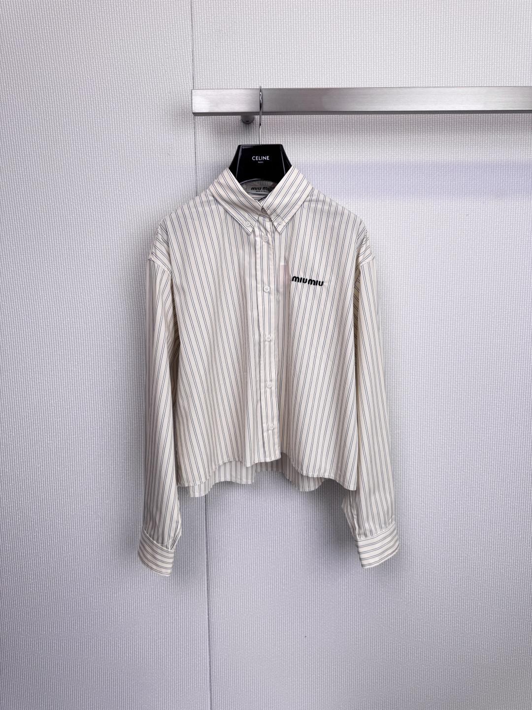 NO:606656,The 'super item' in your wardrobe is here, this Miu  Miu shirt is definitely your secret weapon to easily win in casual wear. Unbutton two buttons and pair it with high-waisted straight jeans and loafers. Tuck in the front hem at will and keep the curved line of the back hem. It is lazy and casual. Pair it with a solid white T. Use the shirt as a light jacket and wear it with a short skirt or riding a bike.  Pants can instantly enhance the integrity of the overall look. Use asymmetrical buttoning or knotting at the corners to give full play to your creativity and create a unique rebellious girly look. The unique curved hem is its soul, giving every basic set of outfits a non-basic silhouette. Easily switch between multiple styles and get a complete street look in one piece!  Size SML,,miumiu,loafers,skirts,jeans,jackets & coats,shirts,alexander wang19860909衣橱里的“超级单品”来了,这件Miu Miu衬衫,绝对是让你在休闲穿搭中轻松胜出的秘密武器,解开两颗纽扣,搭配高腰直筒牛仔裤与乐福鞋,将前摆随意塞入,保留后摆的弧形线条,慵懒又随性,内搭纯色白T,将衬衫作为轻薄外套,下身搭配短裙或骑行裤,瞬间提升整体造型的完整度,不对称系扣,或将衣角打结,尽情发挥你的创意,穿出独一无二的叛逆少女感,独特的弧形下摆是它的灵魂,让每一套基础搭配都拥有不基础的轮廓.轻松切换多种风格,一件搞定出街造型！码数SML,,miumiu,loafers,skirts,jeans,jackets & coats,shirts,alexander wang,Women's clothing