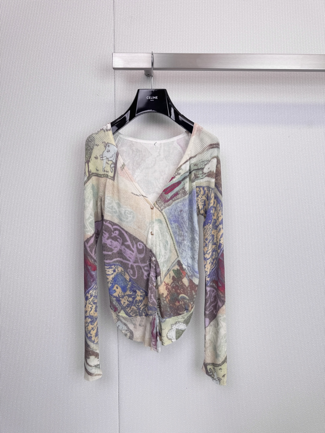 NO:606665,Unlocking retro fun is the ceiling of the layering world. This Diesel printed knitted cardigan is captivating at first glance. It uses off-white as the canvas and takes retro digital printing to the extreme. The rich colors (purple, blue, green, red...) collide with the tones of abstract art, as if you are wearing a retro painting on your body. The complex print with high saturation is destined to be the focus of the crowd. Every time you take a photo, it will look like a blockbuster. The classic V-neck length  The open-sleeve design is not flattering on your body shape. It can be worn with a T-shirt to create a casual layering, or it can be used directly as a light jacket to cope with the temperature difference between morning and evening. Diesel's iconic uninhibited spirit is fully reflected in this cardigan. It is not just a piece of clothing, but also an expression of your personality and attitude. Pair it with a solid color (black or white is recommended) as a basic style, and pair it with jeans or overalls. Use simplicity to set off its complexity, and instantly add a sense of luxury!  Size SML,,jeans,jackets & coats,tees,t-shirt,alexander wang19860909解锁复古潮趣,是叠穿界的天花板,这件Diesel印花针织开衫,一眼就被它迷住,以米白为画布,将复古数码印花玩到极致.浓郁的色彩（紫、蓝、绿、红…）碰撞出抽象艺术的调调,仿佛把一幅复古画作穿在身上,超高饱和度的复杂印花,注定是人群中的焦点,随手一拍都是大片感,经典的V领长袖开襟设计,不挑身材,既能内搭T恤打造休闲层次感,也能直接作为轻薄外套,应对早晚温差,Diesel标志性的不羁精神,在这件开衫上体现得淋漓尽致,它不只是件衣服,更是你个性态度的表达,内搭纯色（建议黑色或白色）基础款,下配牛仔裤或工装裤,用简约衬托它的繁复,高级感瞬间拉满！码数SML,,jeans,jackets & coats,tees，t-shirt,alexander wang,Women's clothing