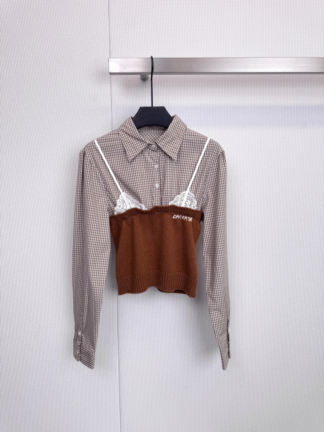 NO:606674,LACERTA 'Inner Innovation' When tough needlework meets soft lace, this is not an ordinary inner wear. With the design language of 'breaking the rules', the neat silhouette of needlework fabric and the delicate texture of lace are advancedly spliced. The retro brown plaid, the college style of blue plaid, the commuting feel of the shirt fabric, and the feminine lace bra unexpectedly meet. This collision of strength and softness creates a unique fashion tension. White lace is not a simple decoration.  Instead, it is used as the finishing touch of the overall structure, cleverly outlining the lines, so that the basic top instantly has the temperament of a designer item. It is a single item with dual attributes. It can be used as a trend demonstration for personalized underwear to be worn outside. It can also be used to vaguely show the layering through the slightly open jacket or shirt. It is low-key and exquisite. When paired with high-waisted trousers, it can confidently show off the waistline, or reveal a corner under the jacket, becoming the visual focus of the overall look. Size SML, jackets  & coats,shirts,alexander wang19860909LACERTA「内在革新」当硬朗针梭遇见柔美蕾丝,这不是一件普通的内搭,以「打破常规」为设计语言,将针梭面料的利落廓形与蕾丝的细腻肌理进行高级拼接,棕格纹的复古、蓝格纹的学院风、衬衫面料的通勤感,与女性气息十足的蕾丝胸衣意外邂逅,这种刚与柔的碰撞,创造出独特的时尚张力,白色蕾丝并非简单的装饰,而是作为整体结构的点睛之笔,巧妙勾勒线条,让基础款上衣瞬间拥有设计师单品的气质,一件单品,双重属性,它既可以作为个性内衣外穿的潮流示范,也能通过外套或衬衫的微敞,若隐若现地展示层次感,低调而精致,搭配高腰裤装,自信展露腰线,或在外套下露出一角,成为整体造型的视觉焦点.码数SML,,jackets & coats,shirts,alexander wang,Women's clothing