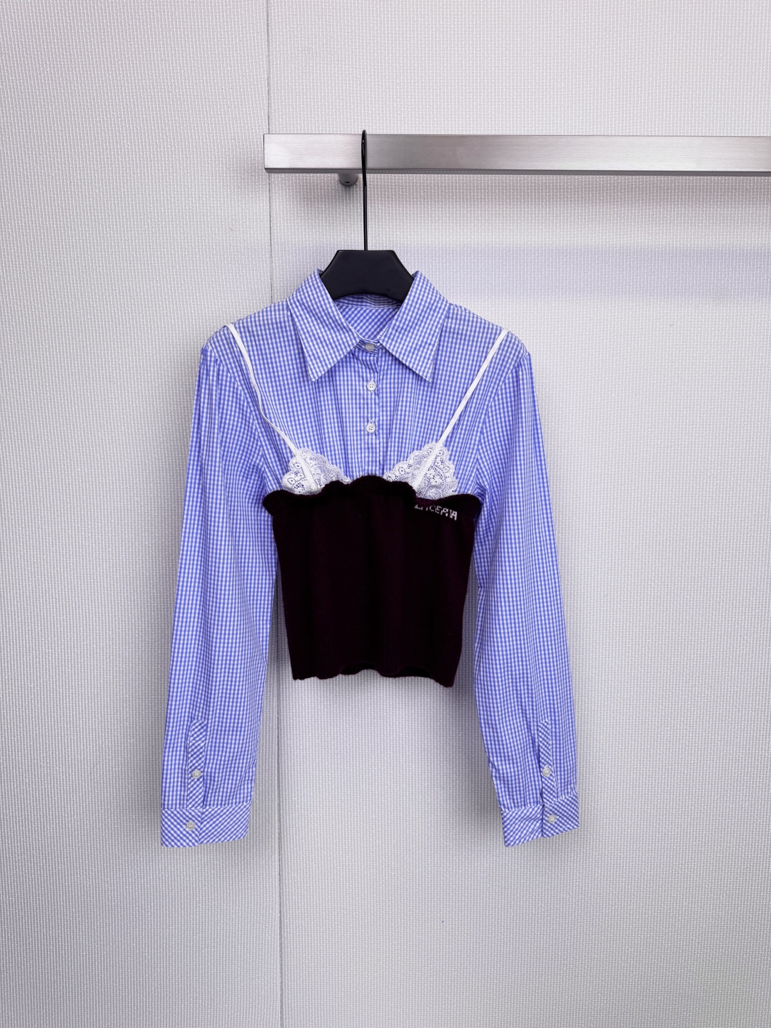 NO:606681,LACERTA 'Inner Innovation' When tough needlework meets soft lace, this is not an ordinary inner wear. With the design language of 'breaking the rules', the neat silhouette of needlework fabric and the delicate texture of lace are advancedly spliced. The retro brown plaid, the college style of blue plaid, the commuting feel of the shirt fabric, and the feminine lace bra unexpectedly meet. This collision of strength and softness creates a unique fashion tension. White lace is not a simple decoration.  Instead, it is used as the finishing touch of the overall structure, cleverly outlining the lines, so that the basic top instantly has the temperament of a designer item. It is a single item with dual attributes. It can be used as a trend demonstration for personalized underwear to be worn outside. It can also be used to vaguely show the layering through the slightly open jacket or shirt. It is low-key and exquisite. When paired with high-waisted trousers, it can confidently show off the waistline, or reveal a corner under the jacket, becoming the visual focus of the overall look. Size SML, jackets  & coats,shirts,alexander wang19860909LACERTA「内在革新」当硬朗针梭遇见柔美蕾丝,这不是一件普通的内搭,以「打破常规」为设计语言,将针梭面料的利落廓形与蕾丝的细腻肌理进行高级拼接,棕格纹的复古、蓝格纹的学院风、衬衫面料的通勤感,与女性气息十足的蕾丝胸衣意外邂逅,这种刚与柔的碰撞,创造出独特的时尚张力,白色蕾丝并非简单的装饰,而是作为整体结构的点睛之笔,巧妙勾勒线条,让基础款上衣瞬间拥有设计师单品的气质,一件单品,双重属性,它既可以作为个性内衣外穿的潮流示范,也能通过外套或衬衫的微敞,若隐若现地展示层次感,低调而精致,搭配高腰裤装,自信展露腰线,或在外套下露出一角,成为整体造型的视觉焦点.码数SML,,jackets & coats,shirts,alexander wang,Women's clothing