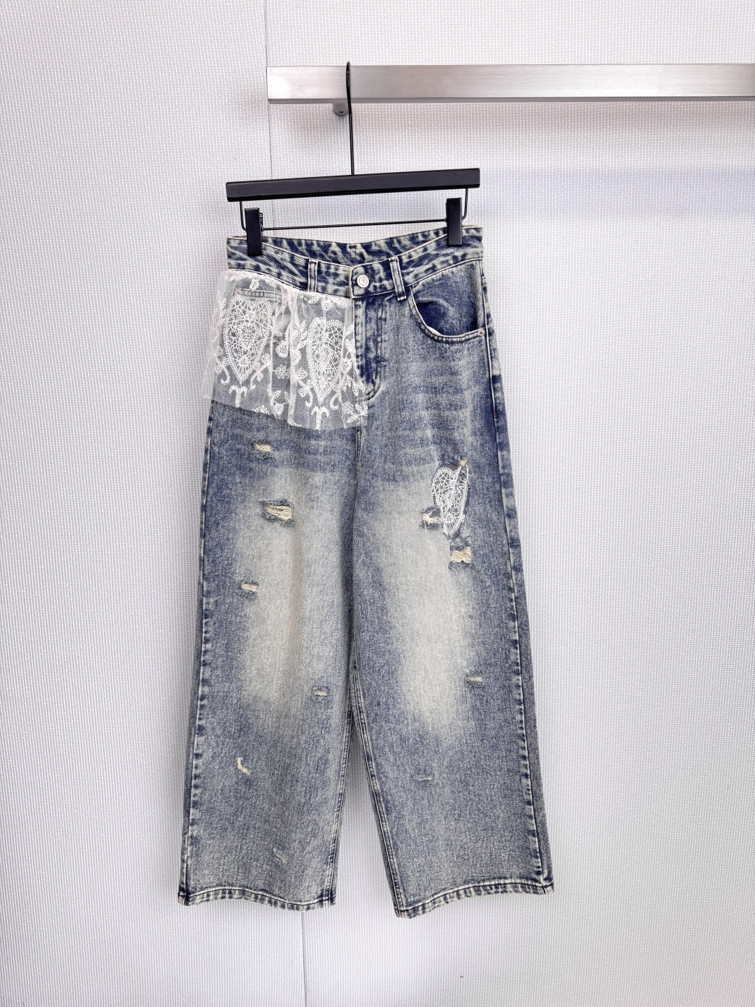 NO:606694,SHLLE ARTISTE's exclusive ticket for sweet and cool players. What will it look like when street style hits a girl's heart?  These crocheted butt curtain jeans are the answer. Who can resist this romantic touch on the crotch?  The transparent tulle base is embellished with exquisite hollow lace hearts. It looks vaguely visible when walking, directly filling the atmosphere!  The same crochet patch on the side leg echoes the details, doubling the sweetness, and has a loose straight fit that hides the flesh and makes you look slimmer with one click. The trouser legs are stacked on thick-soled shoes to instantly lengthen the leg shape. It is paired with multiple irregular holes and the rough edges are exposed. It has a solid retro street feel, unlocks the Millennial hot girl style in one second, and declares your unique attitude with a pair of jeans!  Code numberSML,,jeans,alexander wang19860909SHLLE ARTISTE甜酷玩家的专属入场券,当街头风撞上少女心,会是什么样子？这条钩花屁帘牛仔裤就是答案,谁能拒绝胯前这抹浪漫小心机？通透薄纱打底,缀以精致镂空蕾丝爱心,走起路来若隐若现,直接将氛围感拉满！侧腿的同款钩花补丁,细节呼应,甜度加倍,宽松直筒版型,藏肉显瘦一键搞定,裤脚堆叠在厚底鞋上,瞬间拉长腿型,搭配多处不规则破洞处理,毛边肆意张扬,将复古街头感稳稳拿捏,一秒解锁千禧辣妹风,用一条牛仔裤宣告你的独特态度！码数SML,,jeans,alexander wang,Women's clothing