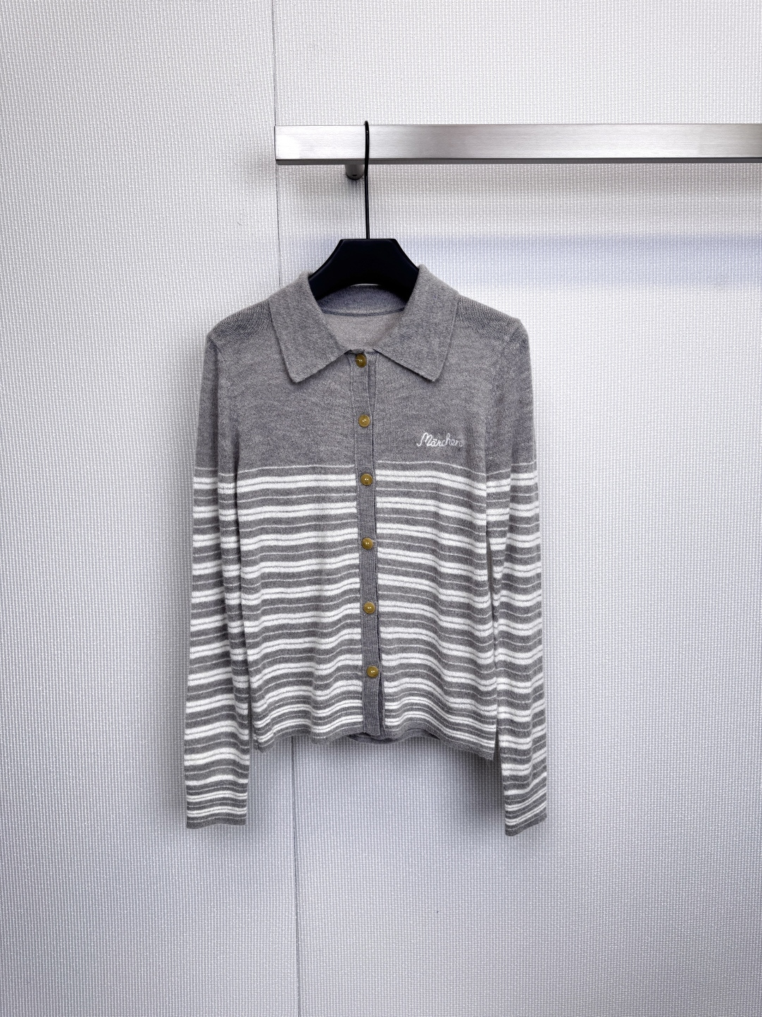 NO:606701,Marchen's classic lapel sweater defines the relaxation and elegance of autumn and winter. It uses simple lines to outline an effortless sense of fashion. This sweater uses soft yarns, a classic lapel and a neat silhouette design. It is a must-have for reshaping your autumn and winter wardrobe.  It is a basic model. The exquisite brand embroidery on the left chest tells the taste in every detail. Whether it is the eye-catching red logo or the elegant white words, it has become the visual focus of the whole outfit. The row of textured gold buttons on the front is not only functional.  It is also a touch of embellishment, cleverly breaking the rhythm of stripes, and injecting a low-key luxury luster into the calm brown and white or gray and white colors. Whether it is the collision of dark brown and the background color, or the gradual transition between gray and white, it exudes a retro and modern atmosphere.  The loose and decent tailoring ensures comfort and can be easily layered to create layers. This is not just a knitted sweater, but also a self-confident armor for you to deal with a variety of occasions. From commuting days to casual weekends, it can bring you warmth and style.  Code number SML,,alexander wang19860909Marchen经典翻领针织衫,定义秋冬的松弛与优雅,以简约线条,勾勒不费力的时髦感,这款针织衫,甄选柔软纱线,采用经典翻领与利落版型设计,重塑秋冬衣橱的必备基础款,左胸处精致的品牌刺绣,于细微处诉说品味,无论是醒目的红色标识,还是优雅的白色字样,都成为整身搭配的视觉焦点,前襟一排质感金色纽扣,不仅是功能所在,更是点缀之笔,巧妙打破条纹的韵律感,为沉稳的棕白或灰白配色注入一抹低调的轻奢光泽,无论是深棕与底色的碰撞,还是灰白间的渐进过渡,都散发着复古而现代的气息,宽松得体的剪裁,确保舒适度的同时,亦能轻松叠穿,营造层次,这不只是一件针织衫,更是你从容应对多种场合的自信铠甲,从通勤日到休闲周末,它都能为你带来温暖与得体. 码数SML,,alexander wang,Women's clothing