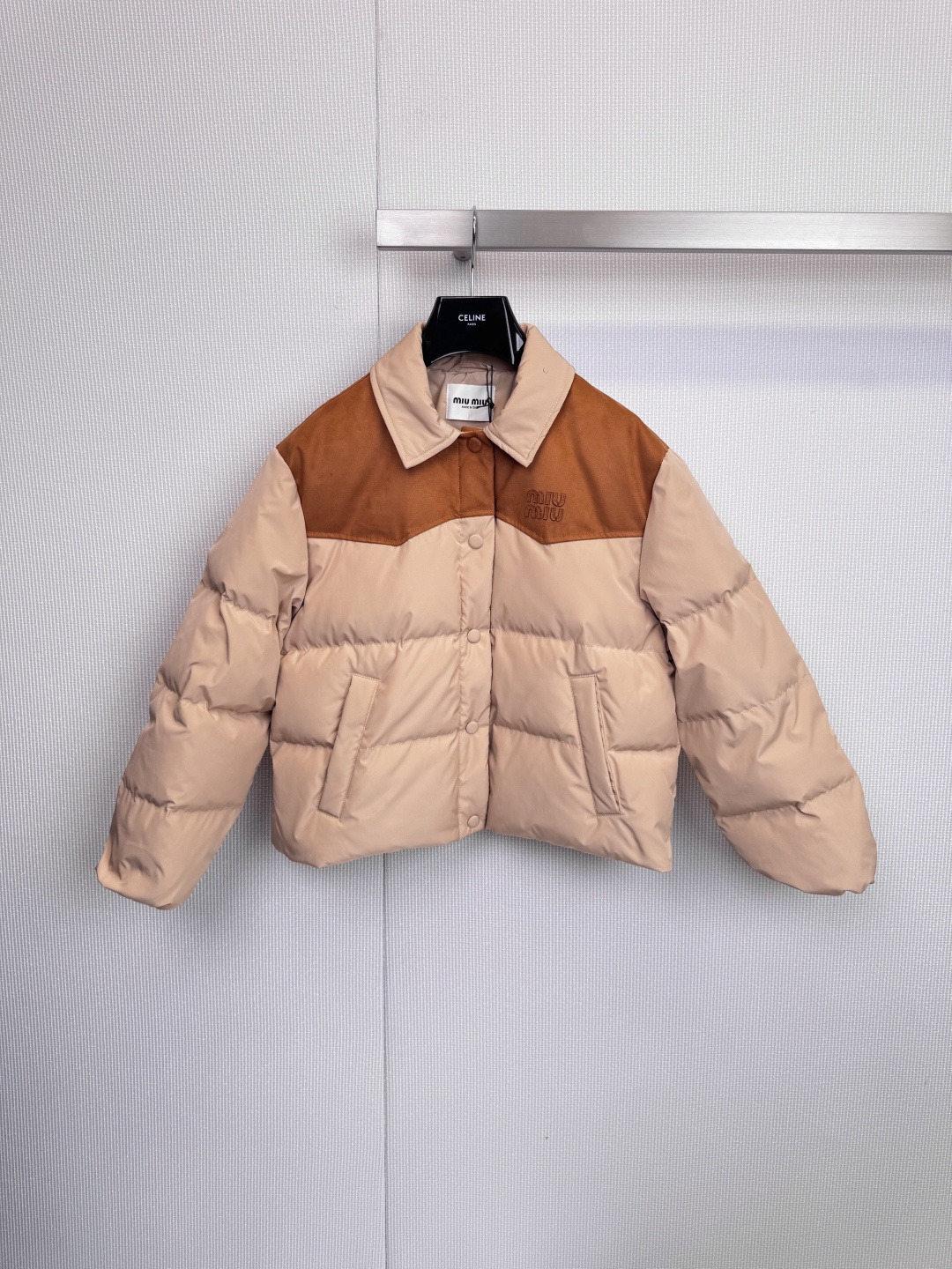 NO:606702,Comes with dust bag, colorful fun winter music, Miu  Miu's iconic short down jacket breaks the dullness of winter and reshapes winter outerwear with fun. With its iconic splicing design, this short down jacket has become a dazzling fashion symbol in the cold season. The ingenious color matching interprets dual personalities. Ochre brown and dark brown collide, and the warm ocher color like toffee meets the calm dark brown, just like winter.  The sunshine in the day dialogues with the earth, retro and modern, full of aura, light beige and sand color gradient, soft light beige and sand color gentle transition, creating a pure and high-end visual experience, as if enveloped by warm sunlight, showing a tranquil temperament, neat short version, optimized body proportions, paired with high-waisted bottoms, easily shape long legs, delicate chest Miu  Miu embroidered Logo shows extraordinary taste in details, classic lapel design, with snap button closure and practical pockets, perfectly blending fashion sense and practicality. Size SML,,miumiu,jackets & coats,down jacket,alexander wang19860909配防尘袋色彩拼趣冬日乐章,Miu Miu标志性短款羽绒服,打破冬日沉闷,以玩趣之心重塑冬日外套,这款短款羽绒服以其标志性的拼接设计,成为寒冷季节里一抹亮眼的时尚符号,匠心拼色,诠释双重个性,赭石棕与深棕碰撞,如太妃糖般温暖的赭石色与沉稳深棕相遇,仿佛冬日里的阳光与大地对话,复古摩登,气场十足,浅米与沙色渐变,柔和的浅米色与沙色温柔过渡,营造出纯净高级的视觉感受,如同被温暖日光笼罩,尽显恬静气质,利落短款版型,优化身材比例,搭配高腰下装,轻松塑造大长腿,胸前精致的Miu Miu刺绣Logo,于细节处彰显不凡品味,经典翻领设计,搭配按扣开合与实用口袋,将时尚感与实穿性完美融合. 码数SML,,miumiu,jackets & coats,down jacket,alexander wang,Women's clothing