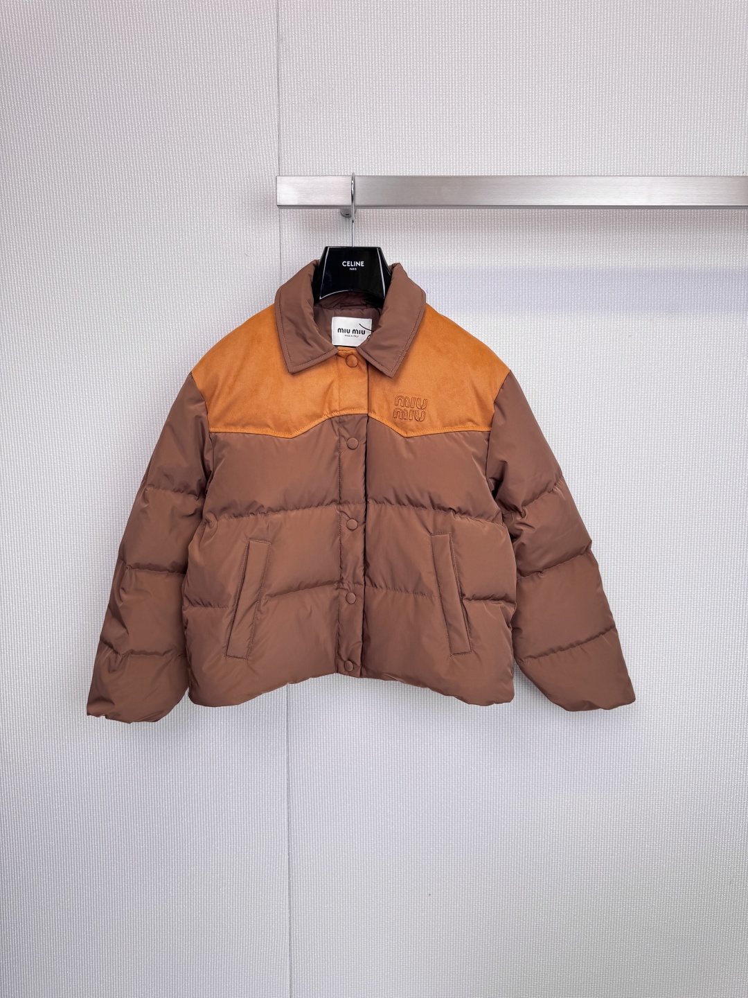 NO:606714,Comes with dust bag, colorful fun winter music, Miu  Miu's iconic short down jacket breaks the dullness of winter and reshapes winter outerwear with fun. With its iconic splicing design, this short down jacket has become a dazzling fashion symbol in the cold season. The ingenious color matching interprets dual personalities. Ochre brown and dark brown collide, and the warm ocher color like toffee meets the calm dark brown, just like winter.  The sunshine in the day dialogues with the earth, retro and modern, full of aura, light beige and sand color gradient, soft light beige and sand color gentle transition, creating a pure and high-end visual experience, as if enveloped by warm sunlight, showing a tranquil temperament, neat short version, optimized body proportions, paired with high-waisted bottoms, easily shape long legs, delicate chest Miu  Miu embroidered Logo shows extraordinary taste in details, classic lapel design, with snap button closure and practical pockets, perfectly blending fashion sense and practicality. Size SML,,miumiu,jackets & coats,down jacket,alexander wang19860909配防尘袋色彩拼趣冬日乐章,Miu Miu标志性短款羽绒服,打破冬日沉闷,以玩趣之心重塑冬日外套,这款短款羽绒服以其标志性的拼接设计,成为寒冷季节里一抹亮眼的时尚符号,匠心拼色,诠释双重个性,赭石棕与深棕碰撞,如太妃糖般温暖的赭石色与沉稳深棕相遇,仿佛冬日里的阳光与大地对话,复古摩登,气场十足,浅米与沙色渐变,柔和的浅米色与沙色温柔过渡,营造出纯净高级的视觉感受,如同被温暖日光笼罩,尽显恬静气质,利落短款版型,优化身材比例,搭配高腰下装,轻松塑造大长腿,胸前精致的Miu Miu刺绣Logo,于细节处彰显不凡品味,经典翻领设计,搭配按扣开合与实用口袋,将时尚感与实穿性完美融合. 码数SML,,miumiu,jackets & coats,down jacket,alexander wang,Women's clothing