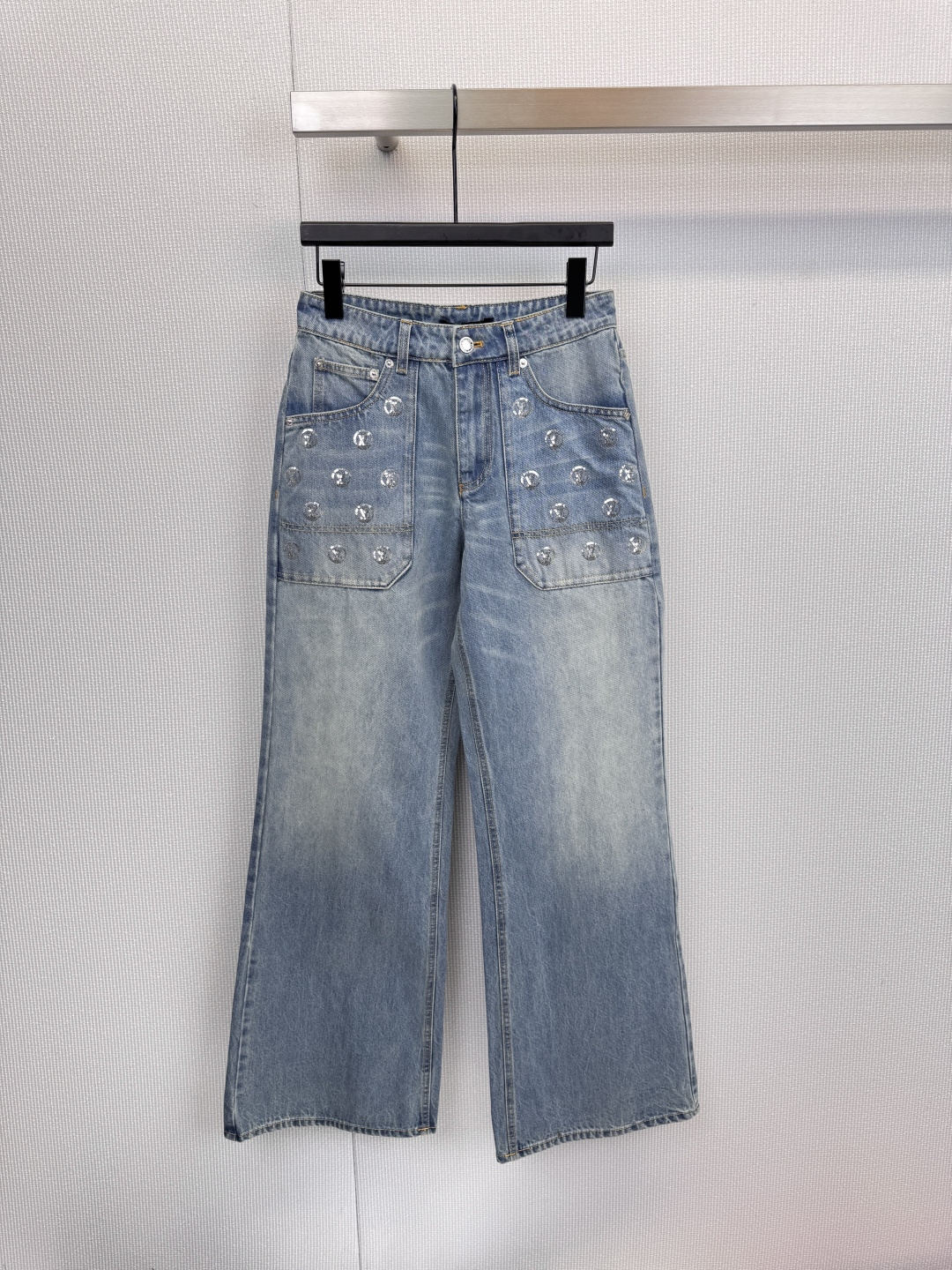 NO:607762,When Monogram fades away from its glitz and is imprinted on denim, these LV jeans declare a contemporary luxury attitude with its loose and unruly wide-leg silhouette. The iconic array of silver rivets on the trousers is like the urban Morse code, bursting out sharp edges in a low-key manner. The washed and polished retro blue tone gives every fold a story of time. This is not only a pair of trousers, but also a  The modern artwork worn on the body, the carefully prepared light blue background, and the natural whitening and fading effect jointly create an uncarved retro high-end feel. The smooth lines not only modify the leg shape, but also bring an unrestrained wearing experience, perfectly balancing laziness and sharpness. It is the intersection of street and show, and a dialogue between casual style and exquisite craftsmanship. Size SML, Louis  vuitton,jeans,alexander wang19860909当Monogram褪去浮华,烙印于丹宁之上,这款LV牛仔裤以宽松不羁的阔腿廓形,宣告当代奢潮的态度,裤身标志性的银色铆钉阵列,如同都市的摩斯密码,于低调中迸发锐利锋芒,历经水洗打磨的复古蓝调,赋予每一条褶皱以时光故事.这不仅是条裤子,更是可以穿在身上的现代艺术品,精心调制的浅蓝底色,与自然的磨白褪色效果,共同营造出未经雕琢的复古高级感,流畅的线条不仅修饰腿型,更带来无拘无束的穿着体验,完美平衡了慵懒与犀利,它是街头与秀场的交汇点,是随性风格与精湛工艺的对话.码数SML,,louis vuitton,jeans,alexander wang,Women's clothing