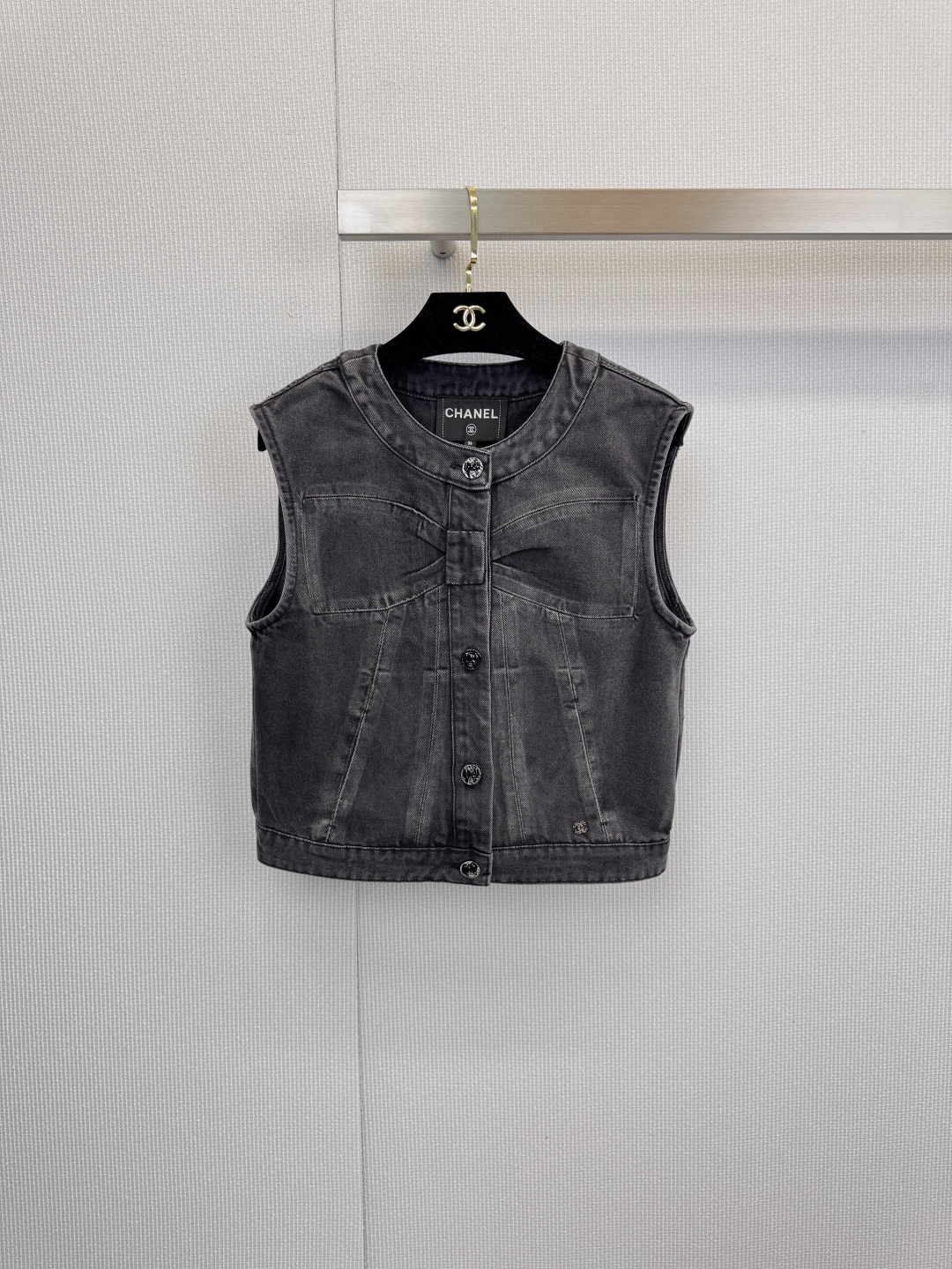 NO:607766,Chanel's new denim bow-tie vest unlocks Chanel's elegance and ease | This denim vest is the highlight of the wardrobe. They say that Chanel's elegance is engraved in the bones. This denim vest is the best proof. It has a classic dark gray tone and is more calm and advanced than ordinary blue. There is no pressure for daily matching. The iconic double C buttons and hangers  , every detail silently tells the brand identity, the slim cut is neat and slim, whether it is worn with a white T-shirt or layered in a small jacket, it can instantly enhance the overall texture. It perfectly balances the casualness of jeans and the sophistication of Xiangjia, and it is the kind of 'effortless' fashion. Whether it is commuting or dating, one piece can set the tone of high-end.  Size SML,,chanel,chanel,chanel,jackets & coats,tees,t-shirt,alexander wang19860909Chanel新款牛仔蝴蝶结马甲,解锁香奈儿的优雅随性｜这件牛仔马甲是衣橱高光,都说香奈儿的优雅是刻在骨子里的,这件牛仔马甲就是最好的证明,经典深灰色调,比普通蓝色更显沉稳高级,日常搭配毫无压力,标志性的双C纽扣和衣架,每一个细节都在无声诉说着品牌身份,修身的剪裁利落显瘦,无论是内搭白T恤还是叠穿在小外套里,都能瞬间提升整体质感,它完美平衡了牛仔的休闲与香家的精致,是那种“毫不费力”的时髦感.无论是通勤还是约会,一件就能定调高级. 码数SML,,chanel,chanel,chanel,jackets & coats,tees，t-shirt,alexander wang,Women's clothing