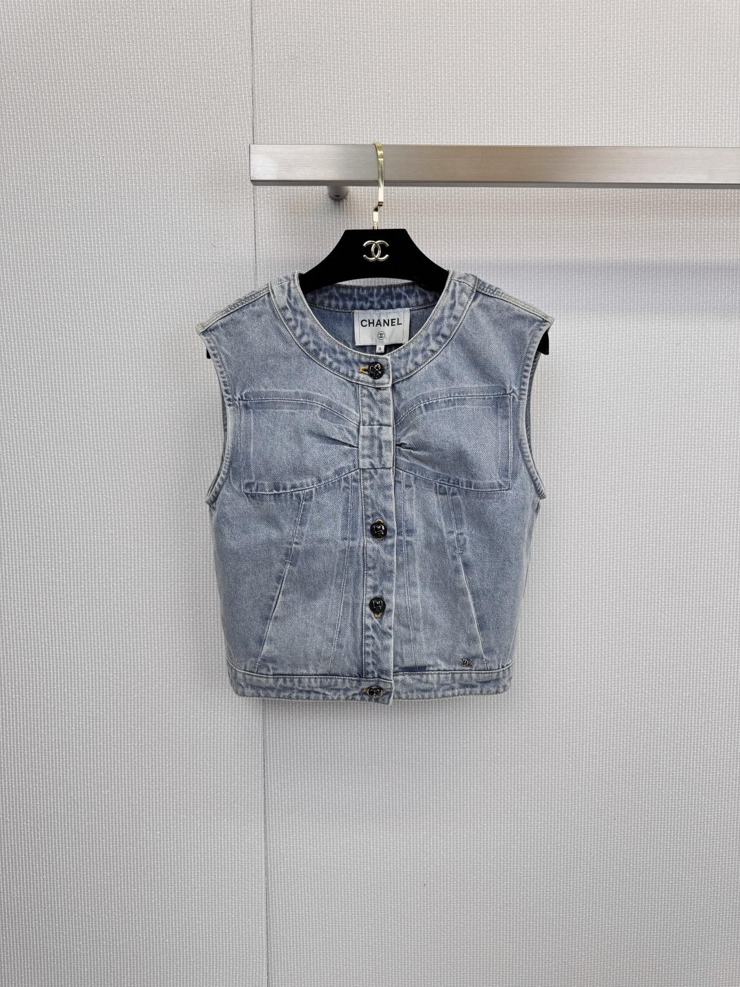 NO:607774,Chanel's new denim bow-tie vest unlocks Chanel's elegance and ease | This denim vest is the highlight of the wardrobe. They say that Chanel's elegance is engraved in the bones. This denim vest is the best proof. It has a classic dark gray tone and is more calm and advanced than ordinary blue. There is no pressure for daily matching. The iconic double C buttons and hangers  , every detail silently tells the brand identity, the slim cut is neat and slim, whether it is worn with a white T-shirt or layered in a small jacket, it can instantly enhance the overall texture. It perfectly balances the casualness of jeans and the sophistication of Xiangjia, and it is the kind of 'effortless' fashion. Whether it is commuting or dating, one piece can set the tone of high-end.  Size SML,,chanel,chanel,chanel,jackets & coats,tees,t-shirt,alexander wang19860909Chanel新款牛仔蝴蝶结马甲,解锁香奈儿的优雅随性｜这件牛仔马甲是衣橱高光,都说香奈儿的优雅是刻在骨子里的,这件牛仔马甲就是最好的证明,经典深灰色调,比普通蓝色更显沉稳高级,日常搭配毫无压力,标志性的双C纽扣和衣架,每一个细节都在无声诉说着品牌身份,修身的剪裁利落显瘦,无论是内搭白T恤还是叠穿在小外套里,都能瞬间提升整体质感,它完美平衡了牛仔的休闲与香家的精致,是那种“毫不费力”的时髦感.无论是通勤还是约会,一件就能定调高级. 码数SML,,chanel,chanel,chanel,jackets & coats,tees，t-shirt,alexander wang,Women's clothing