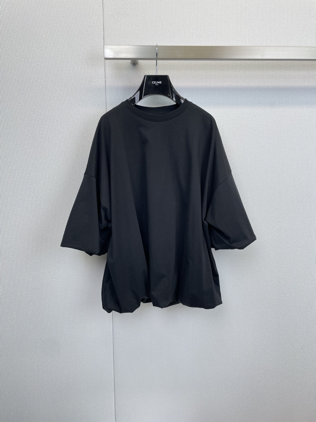 NO:607797,ACNE STUDIOS dark flower bud T-shirt, using outline to tell the high-end, when the basic style is reshaped, a T-shirt can also become a walking installation art, breaking the conventional tailoring philosophy, the fluffy sleeves bursting from the elbow and the slightly gathered hem form a sense of volume contrast, like flower buds waiting to be released, giving the black a silent sense of power. The pure black fabric is superimposed on the loose body, and it does not rely on logo but relies on the outline to lock the eyes - revealing Acne in a low-key manner.  Studios has always had avant-garde genes, with 'Fairy Tales From Stockholm 1996' engraved on the back of the retro label, hiding the brand's origin story in the clothes, becoming a code that only those who understand understand. Wear alone + leather skirt + thick-soled boots, instantly full of dark atmosphere, layered with lace suspenders to create a broken and cool wind, paired with jeans to 'simplify the complex', easily enhance the tension of daily wear. Size SML, Acne  studios,dior,boots,skirts,jeans,tees,t-shirt,alexander wang19860909ACNE STUDIOS 暗黑花苞T恤,用轮廓诉说高级,当基础款被重塑,一件T恤也能成为行走的装置艺术,突破常规的剪裁哲学,从肘部迸发的蓬松袖型与微收下摆形成量感对比,如待放花苞,赋予黑色沉默的力量感,纯黑面料叠加宽松衣身,不依赖Logo却靠轮廓锁定目光——低调中透出Acne Studios一贯的前卫基因,背后复古标签印刻“Fairy Tales From Stockholm 1996”,将品牌起源故事隐于衣衫,成为懂的人才懂的密码,单穿+皮质半裙+厚底靴,瞬间拉满暗黑氛围感,内搭蕾丝吊带层叠穿出破碎清冷风,搭配牛仔裤“以简化繁”,轻松提升日常穿搭张力.码数SML,,acne studios,dior,boots,skirts,jeans,tees，t-shirt,alexander wang,Women's clothing