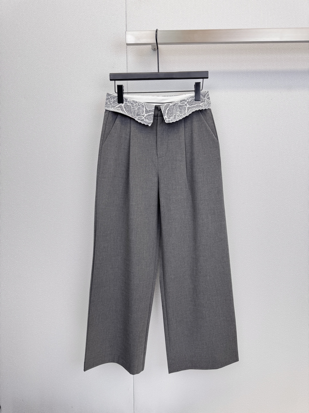 NO:607767,ANN ANDELMAN  The new fall casual straight lace waistband suit pants use lace to rewrite the elegant rules of suit pants. When smart suit pants meet the romantic lace waistband, a fashion narrative about 'hardness and softness' begins. The iconic lace waistband, pure white exquisite lace and high-end gray trousers collide  The collision becomes the visual focus of the overall shape, showing extraordinary taste in simplicity. The neat straight cut and smooth lines perfectly modify the leg shape. The three-dimensional pleat design on both sides gives a dynamic sense of layering when walking. The fabric with excellent drape and the low-key brand logo on the back waist jointly interpret ANN  ANDELMAN's dedication to details makes it not only a single item, but also an ingenious 'style statement' in your wardrobe. Size SML, business suit, alexander wang19860909ANN ANDELMAN 年秋季新款休闲直筒蕾丝翻腰头西装裤,以蕾丝重写西装裤的优雅法则,当干练的西装裤,邂逅浪漫的蕾丝腰头,一场关于「刚柔并济」的时尚叙事,就此展开,标志性蕾丝翻腰头,纯白精致蕾丝与高级灰裤身碰撞,成为整体造型的视觉焦点,于简约中透出不凡品味,利落直筒剪裁,流畅的线条完美修饰腿型,两侧立体褶皱设计,赋予行走间的动态层次感,垂坠感优异的面料,以及后腰处低调的品牌标识,共同诠释ANN ANDELMAN对细节的执着,它不仅是件单品,更是你衣橱里一件充满巧思的“风格宣言”.码数SML,,business suit,alexander wang,Women's clothing