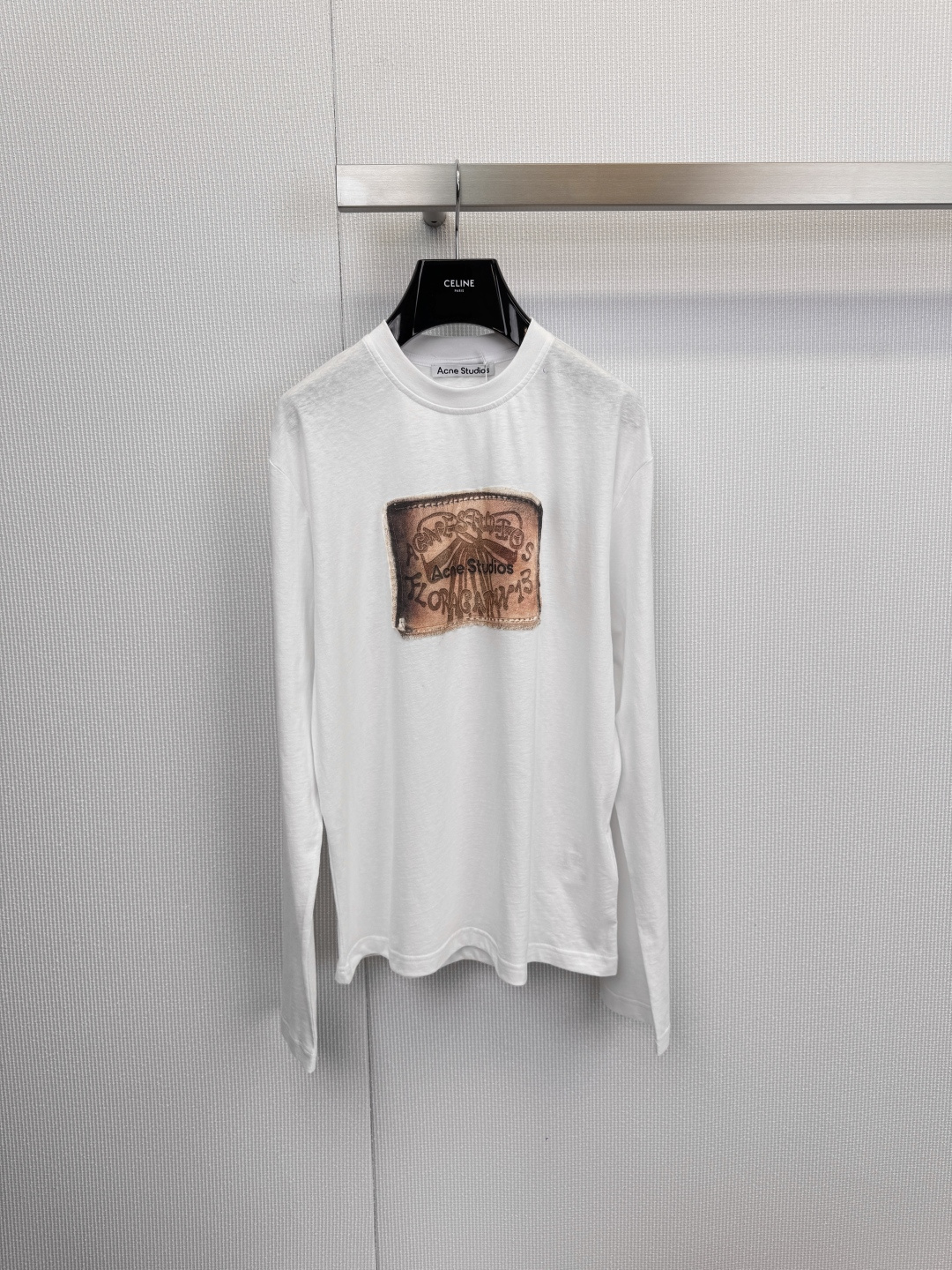 NO:607775,Acne Studios  The classic pure cotton white T-shirt is the cornerstone of a minimalist wardrobe. It selects high-quality pure cotton fabrics to create a soft and skin-friendly daily wearing experience. The iconic loose fit and neat tailoring give the body just the right sense of comfort and space. It is embellished with a vintage distressed cloth label on the chest to low-key declare the brand identity. Whether worn alone or as an inner layer, this white long-sleeved T-shirt can be easily blended in.  Into various shapes, showing the effortless Scandinavian fashion sense, the classic loose and moderate silhouette, not picky about the figure, easy to control, high-quality pure cotton, soft to the touch, comfortable to wear, old vintage cloth label on the chest, simple and highlighting the brand recognition, pure white background, can be used as a perfect inner layer for all coats, jackets, shirts. Size SML,,acne  studios,dior,jackets & coats,jackets & coats,shirts,tees,t-shirt,alexander wang19860909Acne Studios 经典纯棉白T,极简主义衣橱基石,甄选优质纯棉面料,打造柔软亲肤的日常穿着体验,标志性的宽松版型,利落剪裁,赋予身体恰到好处的舒适与空间感,胸前点缀复古做旧布标,低调宣告品牌身份,无论是单穿还是作为内搭,这款白色长袖T恤都能轻松融入各种造型,展现不费力的斯堪的纳维亚时尚感,经典版型宽松适中的廓形,不挑身材,轻松驾驭,高品质纯棉,触感柔软,穿着舒适,胸前做旧复古布标,简约中凸显品牌辨识度,纯白底色,可作为一切外套、夹克、衬衫的完美内搭.码数SML,,acne studios,dior,jackets & coats,jackets & coats,shirts,tees，t-shirt,alexander wang,Women's clothing