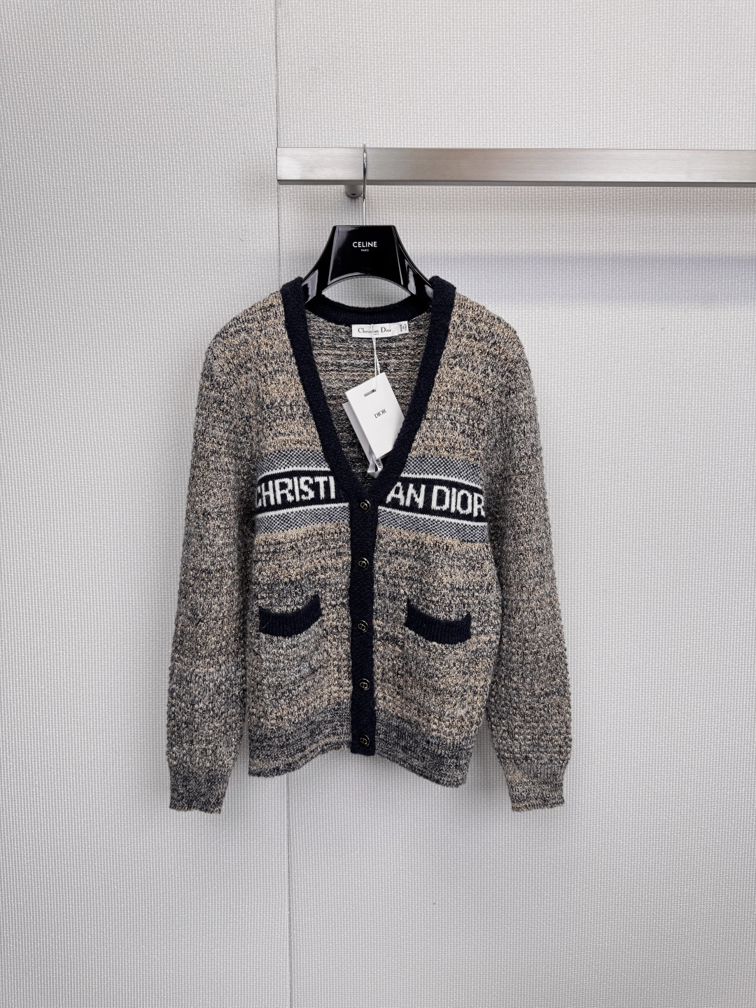 NO:607783,DIOR floral yarn V-neck knitted cardigan, French elegance, with details that continue Mr. Dior's elegant aesthetics. It is woven with a unique floral yarn technology. The fabric presents a hazy and elegant mixed color effect, with extraordinary texture. The deep V-neck and placket are outlined with dark blue ribbing, which cleverly modifies the neck line. The wide 'CHRISTIAN' on the chest  DIOR' letter jacquard has become the focus of attention and highlights the confident brand identity. The dark blue welted pockets on both sides combine practicality and design, perfecting the overall silhouette. Whether paired with a dress to show a gentle temperament, or layered with a shirt to show an intellectual style, this cardigan is a must-have item to enhance the style of daily dressing. Featured Sheep  Wool blended floral yarn fabric, a unique blended yarn material, gives the fabric a delicate texture and soft luster. The classic jacquard letters on the chest elegantly declare the Dior style. The dark blue V-neck trim and welt pockets echo the front and rear, reflecting the rigorous details of high-end clothing. The simple and neat tailoring makes it easy to match a variety of occasions, showing the essence of French fashion.  Size SML,,dior,dior,skirts,shirts,alexander wang19860909DIOR花纱V领针织开衫,法式优雅,蕴于细节延续迪奥先生的优雅美学,采用独特花纱工艺织就,面料呈现出朦胧雅致的混彩效果,质感非凡,深邃的V领与门襟以深蓝色罗纹镶边勾勒,巧妙修饰颈部线条.胸前宽幅的“CHRISTIAN DIOR”字母提花,成为瞩目的视觉焦点,彰显自信的品牌身份,两侧的深蓝色嵌线口袋,兼具实用性与设计感,完善整体廓形.无论是搭配连衣裙流露温柔气质,还是与衬衫叠穿展现知性风度,这件开衫都是提升日常着装格调的必入单品,特色羊毛混纺花纱面料,独具一格的混纱材质,赋予织物细腻的肌理与柔和的光泽感,胸前经典字母提花,优雅宣告迪奥风格,深蓝色V领镶边与嵌线口袋,前后呼应,体现高级制衣的严谨细节,简约利落的剪裁,轻松胜任多种场合搭配,尽显法式时尚精髓. 码数SML,,dior,dior,skirts,shirts,alexander wang,Women's clothing